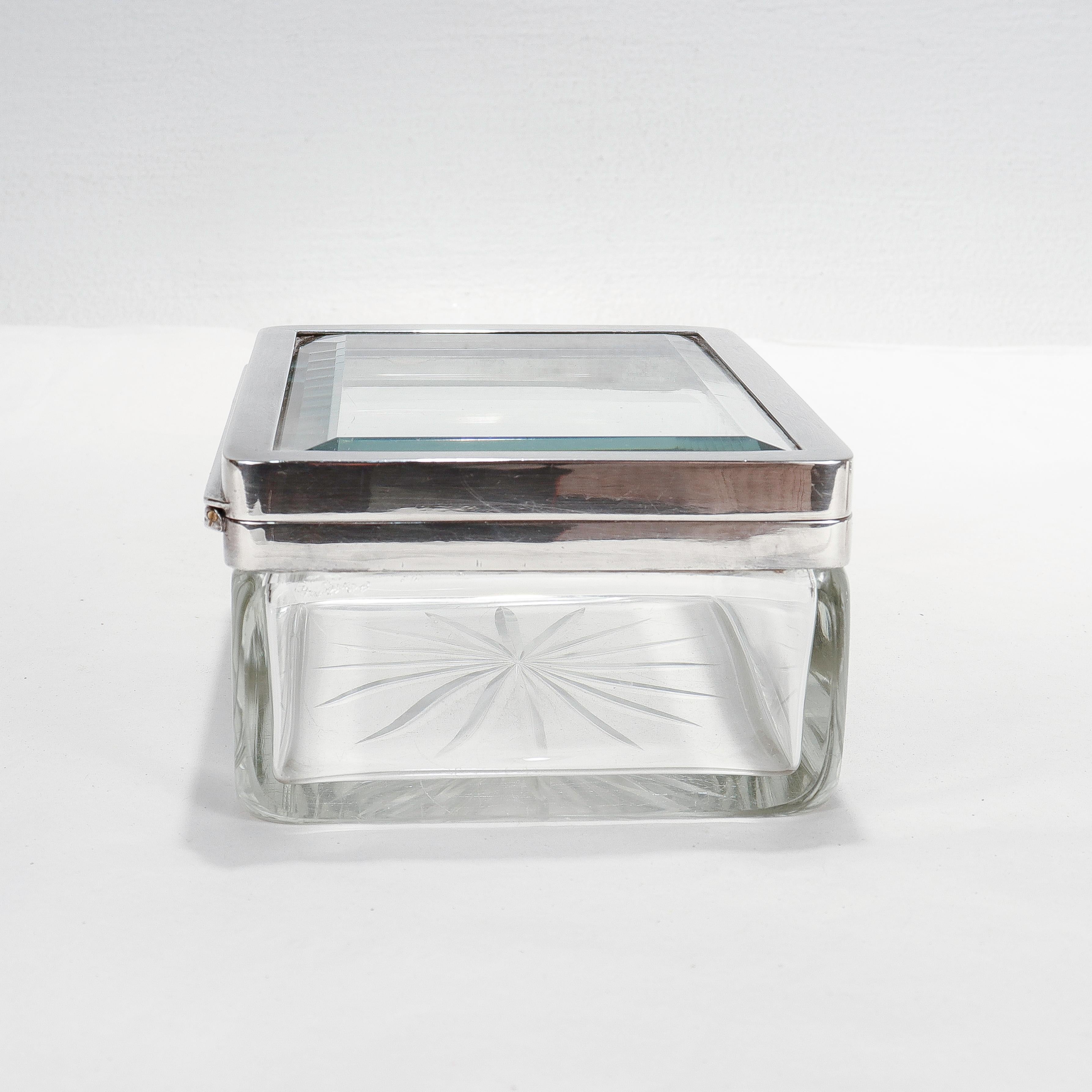 Österreichisches Art-Déco-Gehäuse oder Tischschachtel aus versilbertem und geschliffenem Glas (20. Jahrhundert) im Angebot