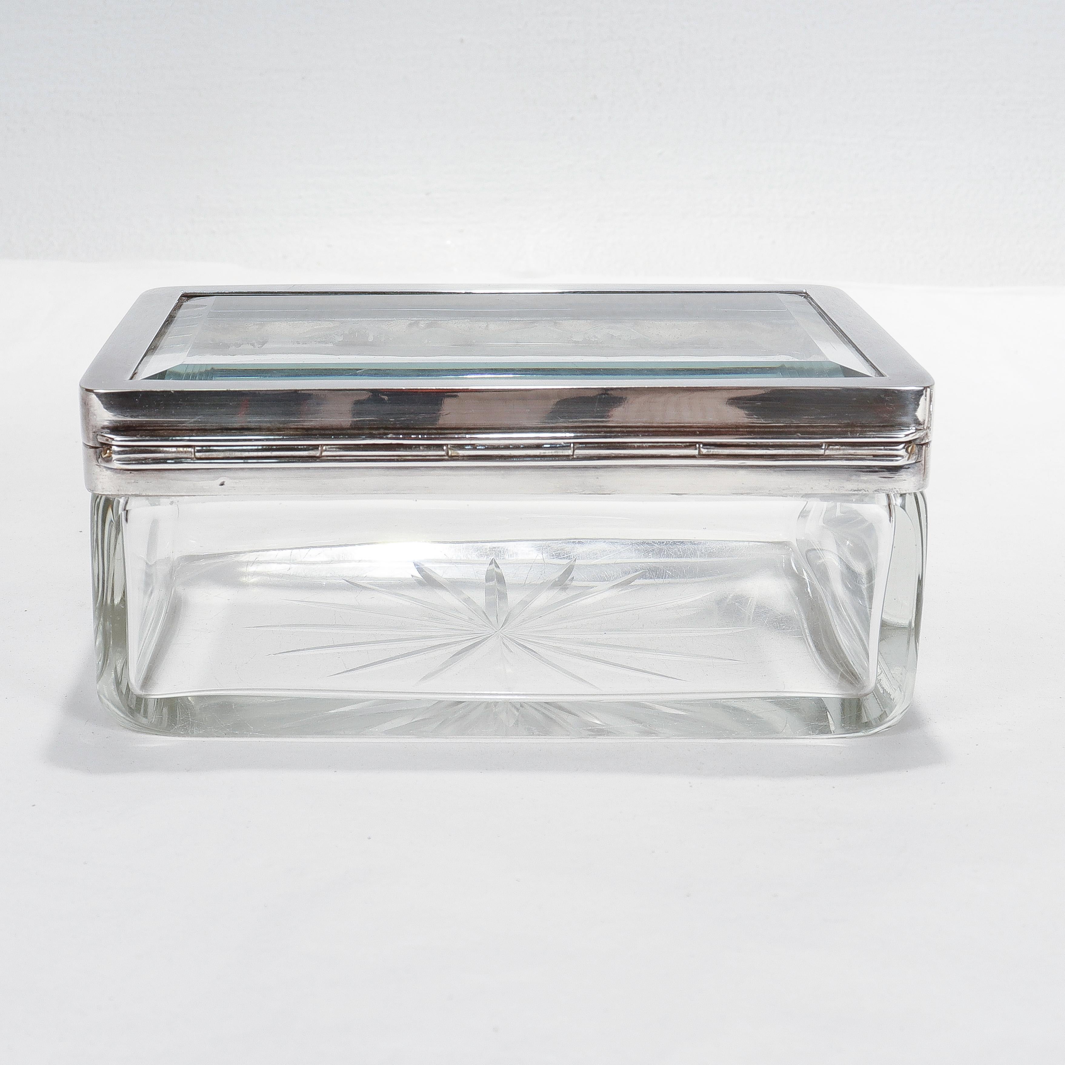 Österreichisches Art-Déco-Gehäuse oder Tischschachtel aus versilbertem und geschliffenem Glas (Versilberung) im Angebot