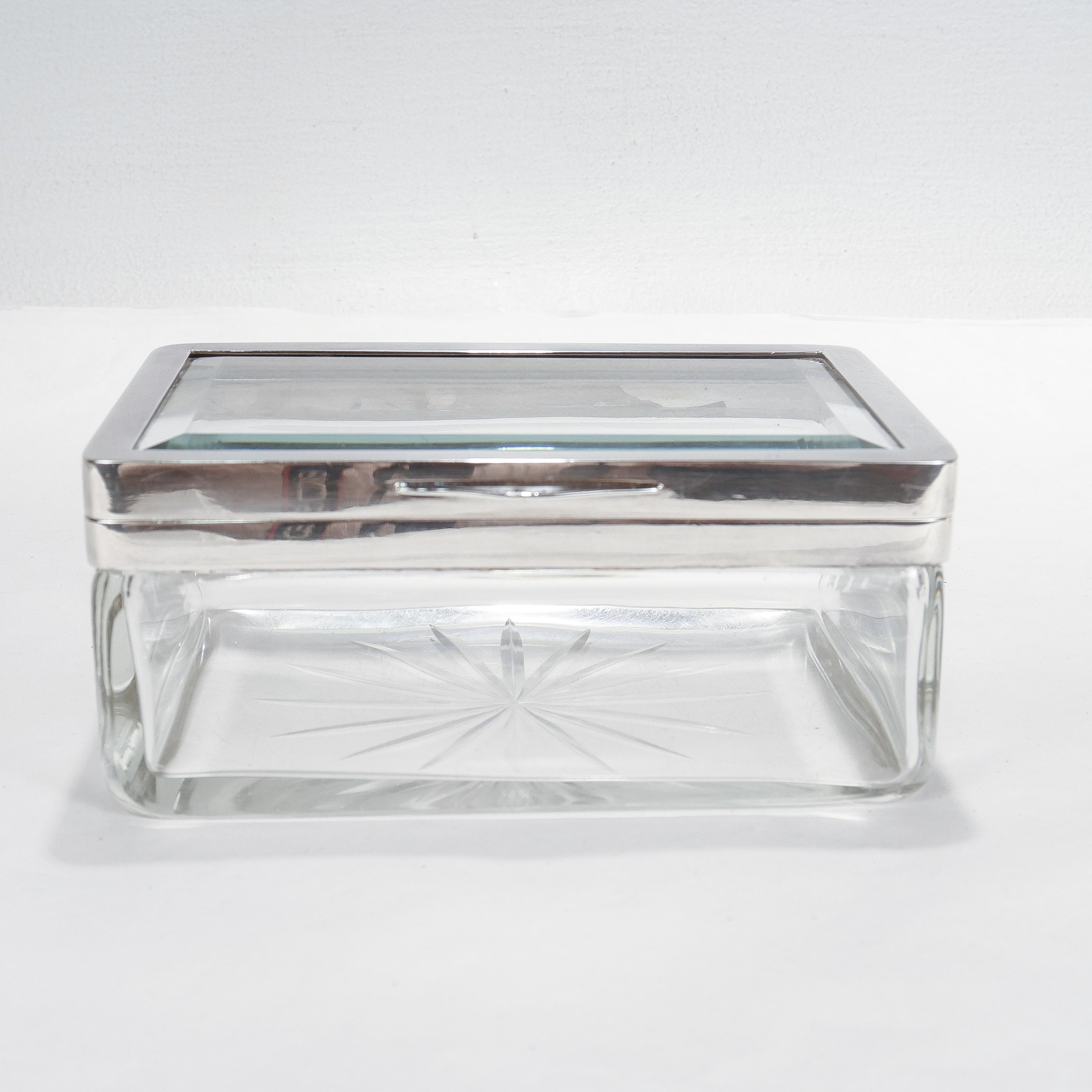 Coffret ou boîte de table Art Déco autrichien en métal argenté et verre taillé en vente 1