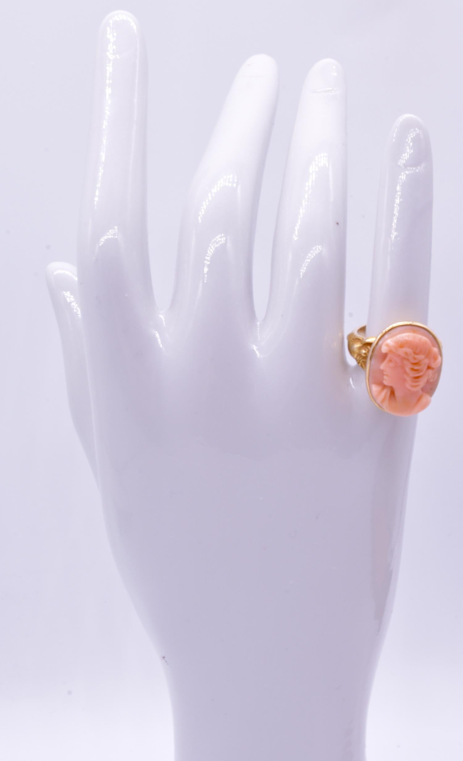 Art Nouveau 14 Karat Angel Skin Coral Cameo Ring with Carved Shoulders, C1910 For Sale 2