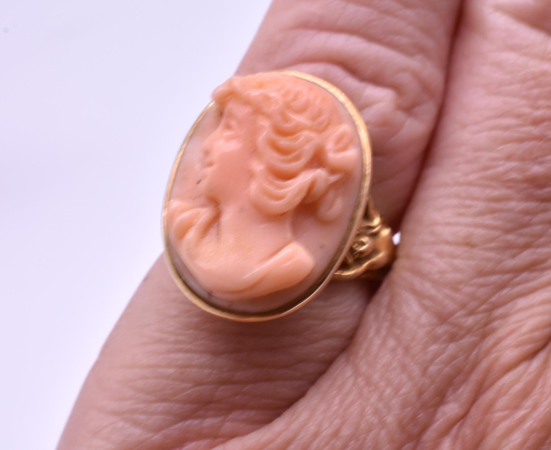 Art Nouveau 14 Karat Angel Skin Coral Cameo Ring with Carved Shoulders, C1910 For Sale 3