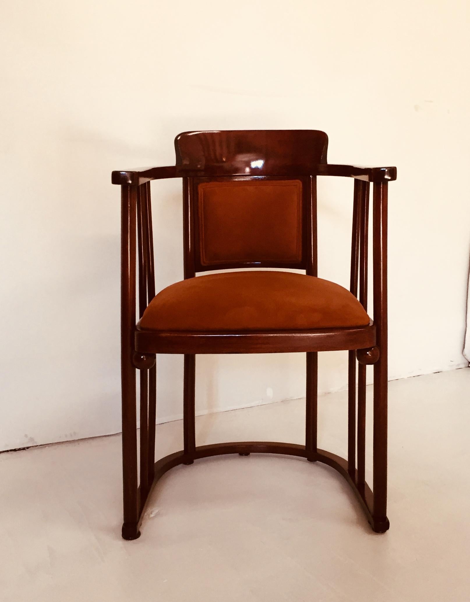 Armchair in solid beech, wood bent Antiques designed by Josef Hoffmann in the early 20th century during the Wiener Werkstatte period, circa 1906.
The original seat piece has been rebuilt because of the bad condition of the original seat.
The frame