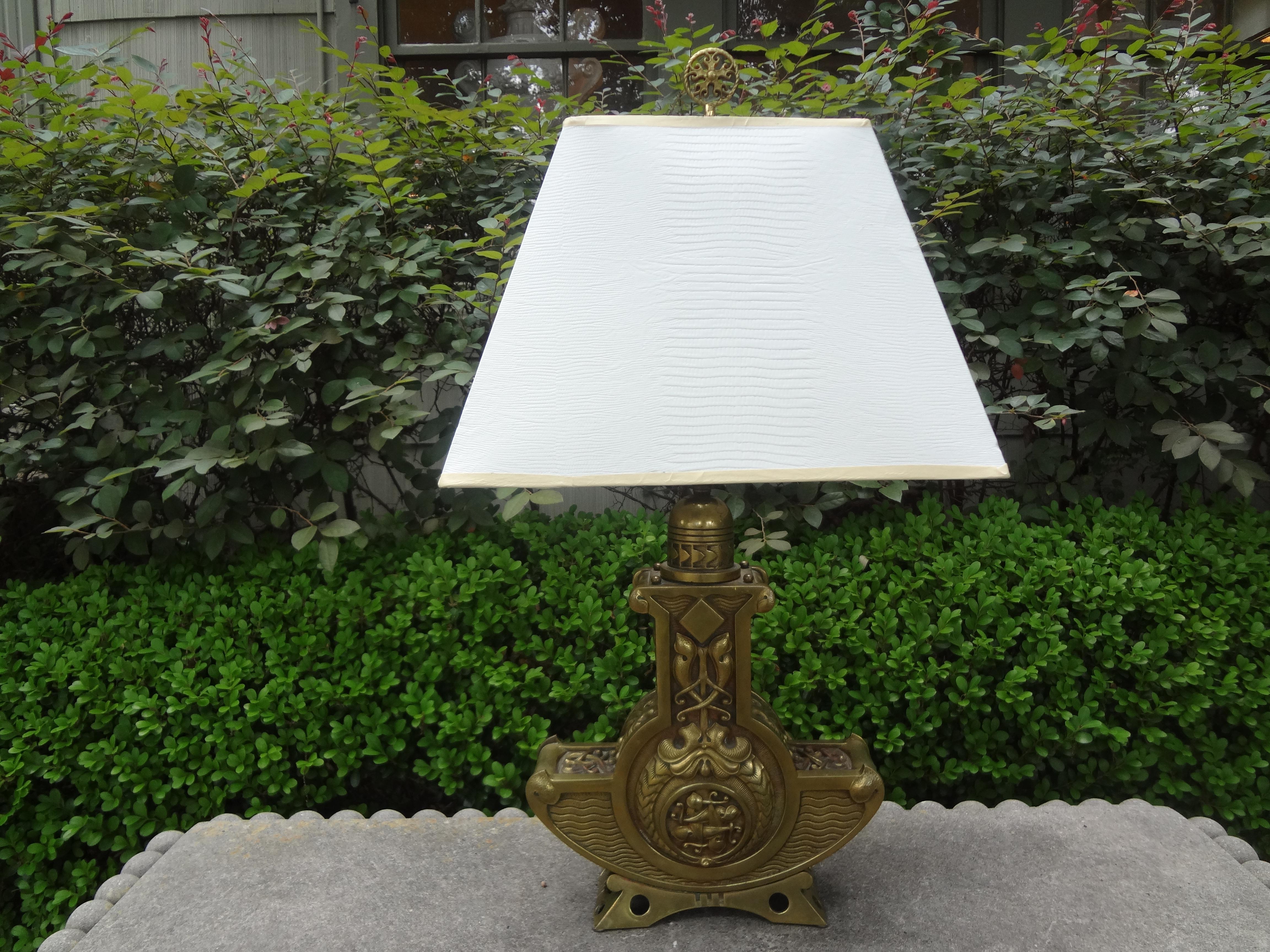 Belle lampe de table d'époque Art Nouveau autrichienne en bronze. Cette lampe en bronze autrichien de haute qualité et magnifiquement détaillée a été nouvellement câblée et s'adapterait bien à une variété d'intérieurs.
Dimensions de la lampe