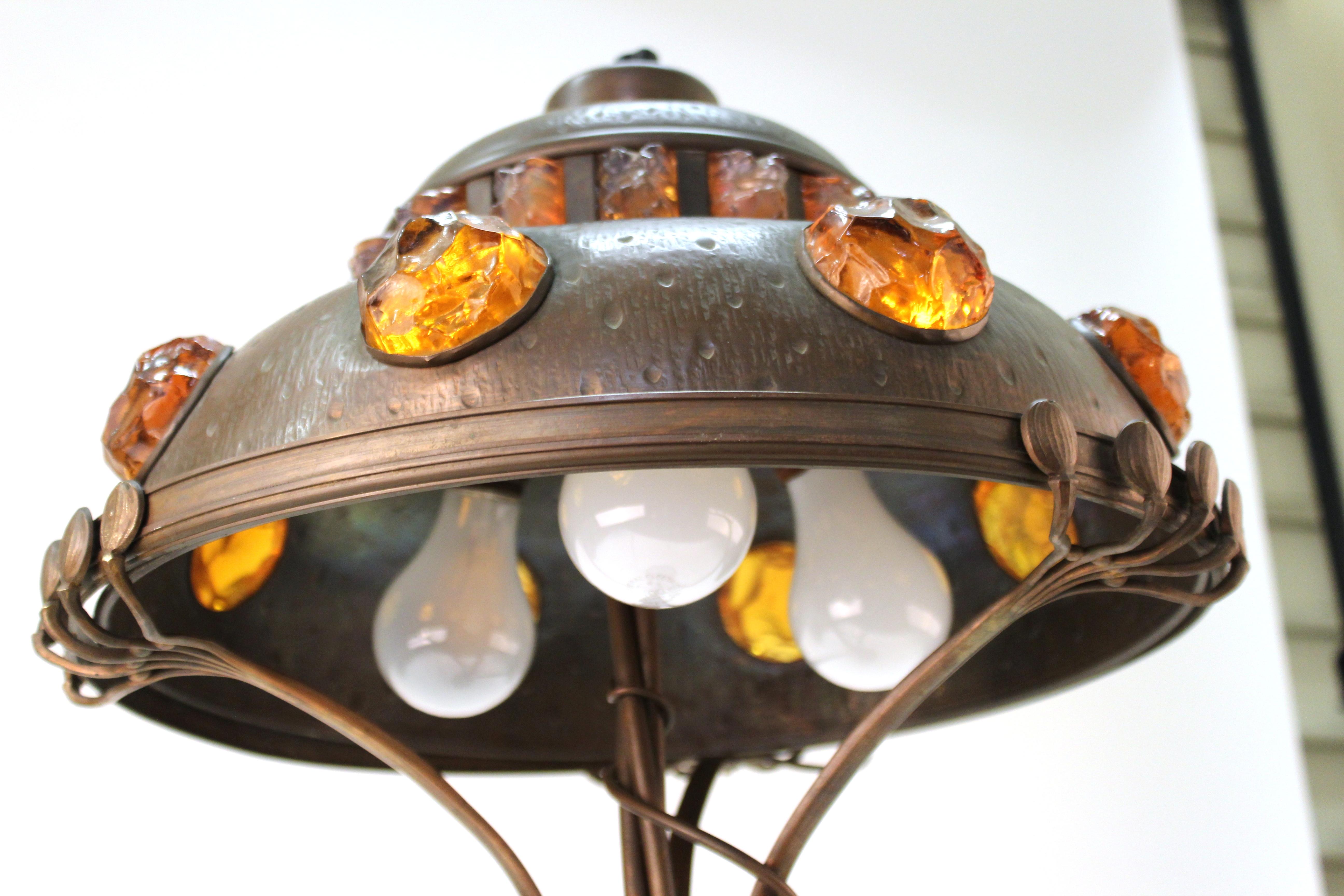Lampe de table Art Nouveau autrichienne en bronze moulé et laiton avec des bijoux en verre massif en vente 6