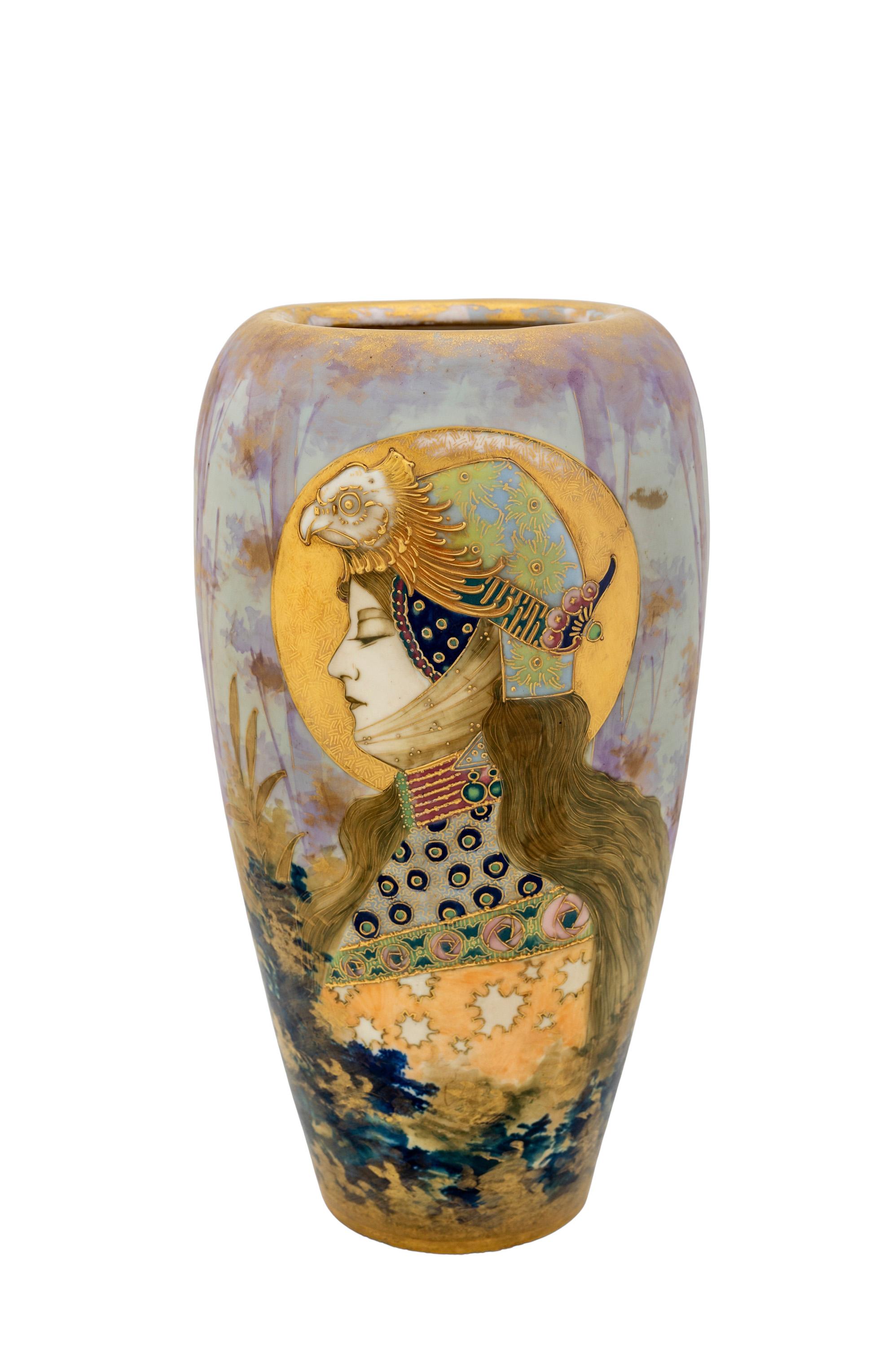 Vase portrait autrichien Art Nouveau en céramique fabriqué par Amphora-Werke Riessner, Stellmacher & Kessel Turn-Teplitz circa 1899 

Vase portrait en céramique Art nouveau autrichien 