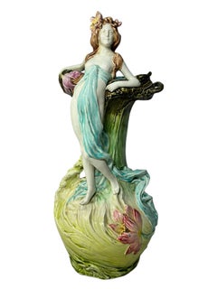 Österreichische Jugendstil-Goldscheider-Keramikvase mit Frauen- und Blumendekor