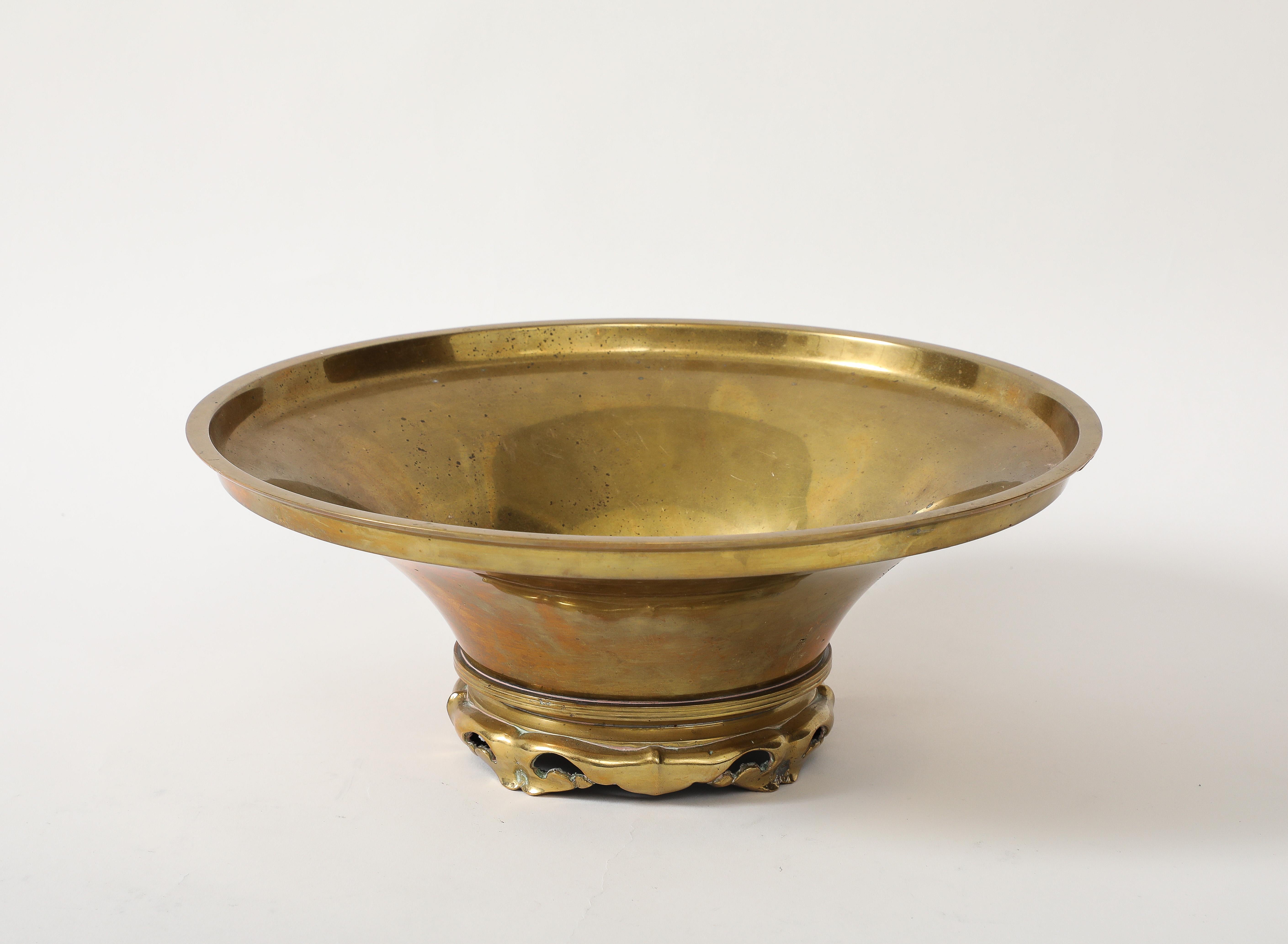 Schwere Jugendstil-Messingschale mit ausgestellter Form auf einem stilvollen Sockel. 