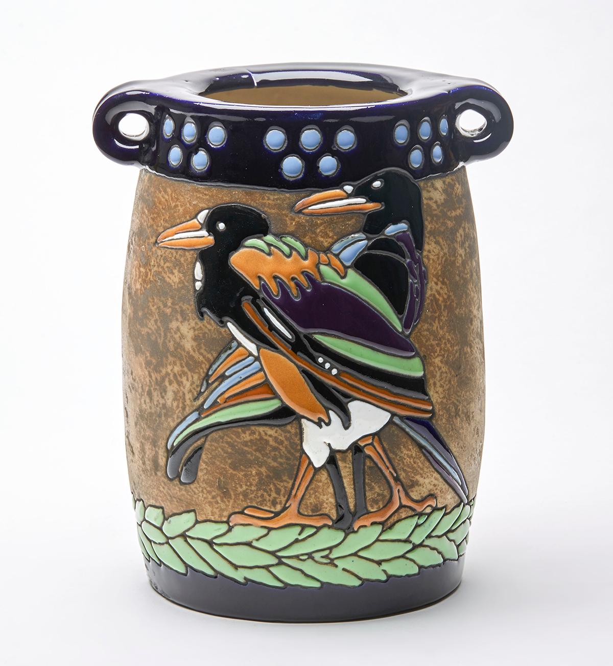 Un grand et impressionnant vase à deux anses en poterie impériale autrichienne Art Nouveau/Jugendstil Amphora avec des motifs d'oiseaux bordés de tubes, datant du début du 20e siècle. 

Outre les œuvres marquées par Reissner, Stellmacher et
