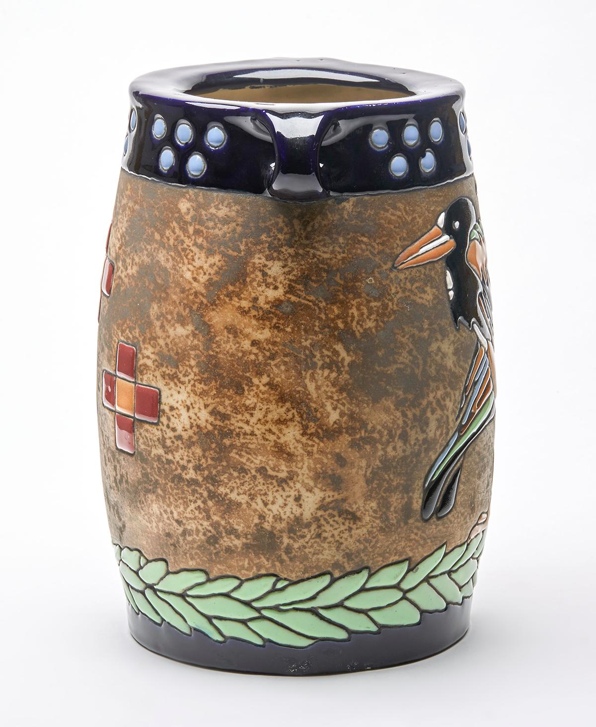 Ceramica Vaso Imperial Amphora in stile Art Nouveau austriaco con uccelli  in vendita