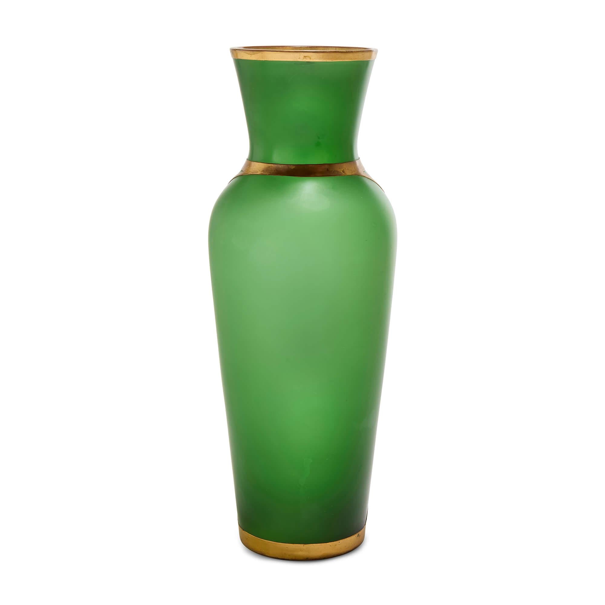 Art Nouveau austriaco Jugendstil Jarrón de cristal verde montado en metal dorado Austríaco en venta