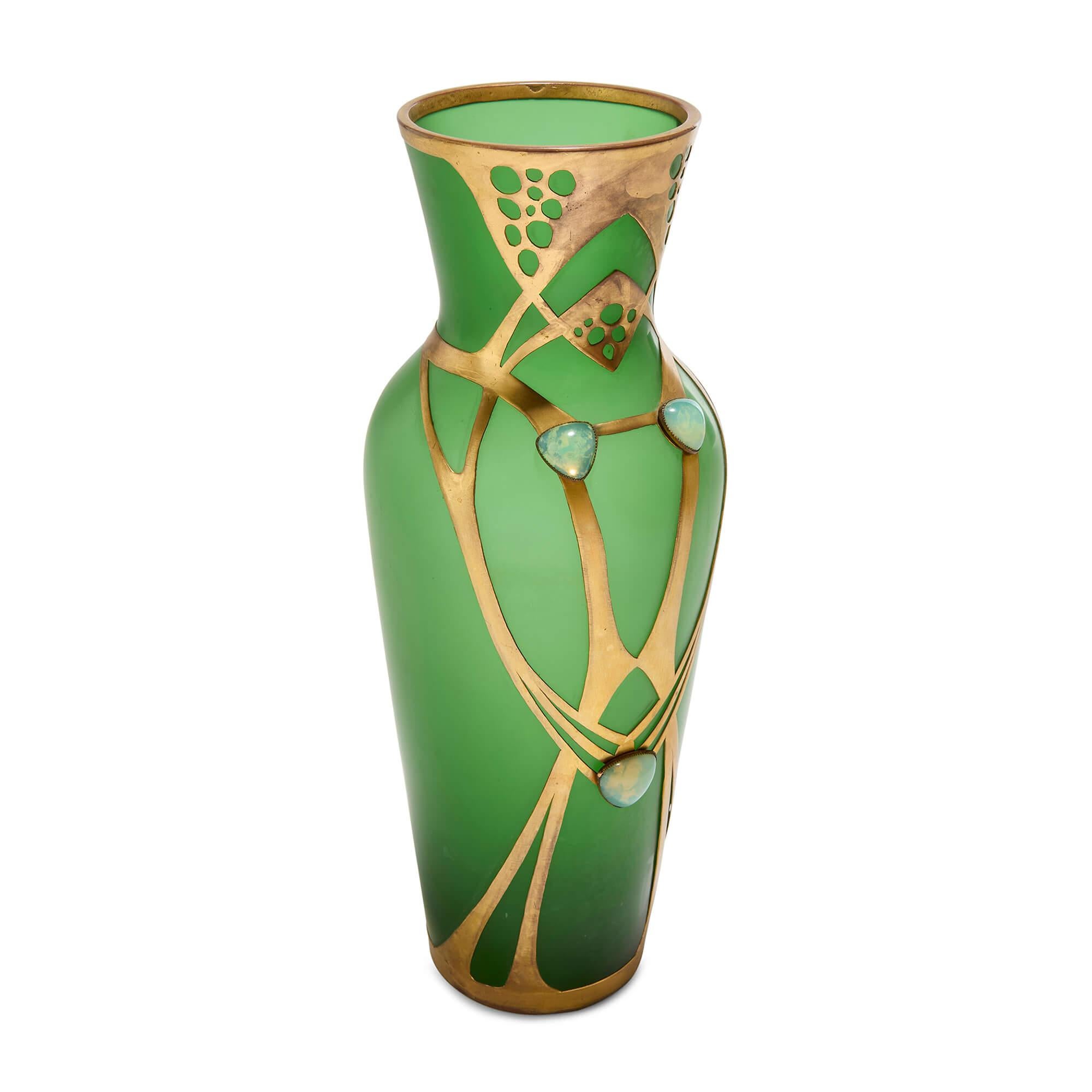 Art Nouveau austriaco Jugendstil Jarrón de cristal verde montado en metal dorado Dorado en venta