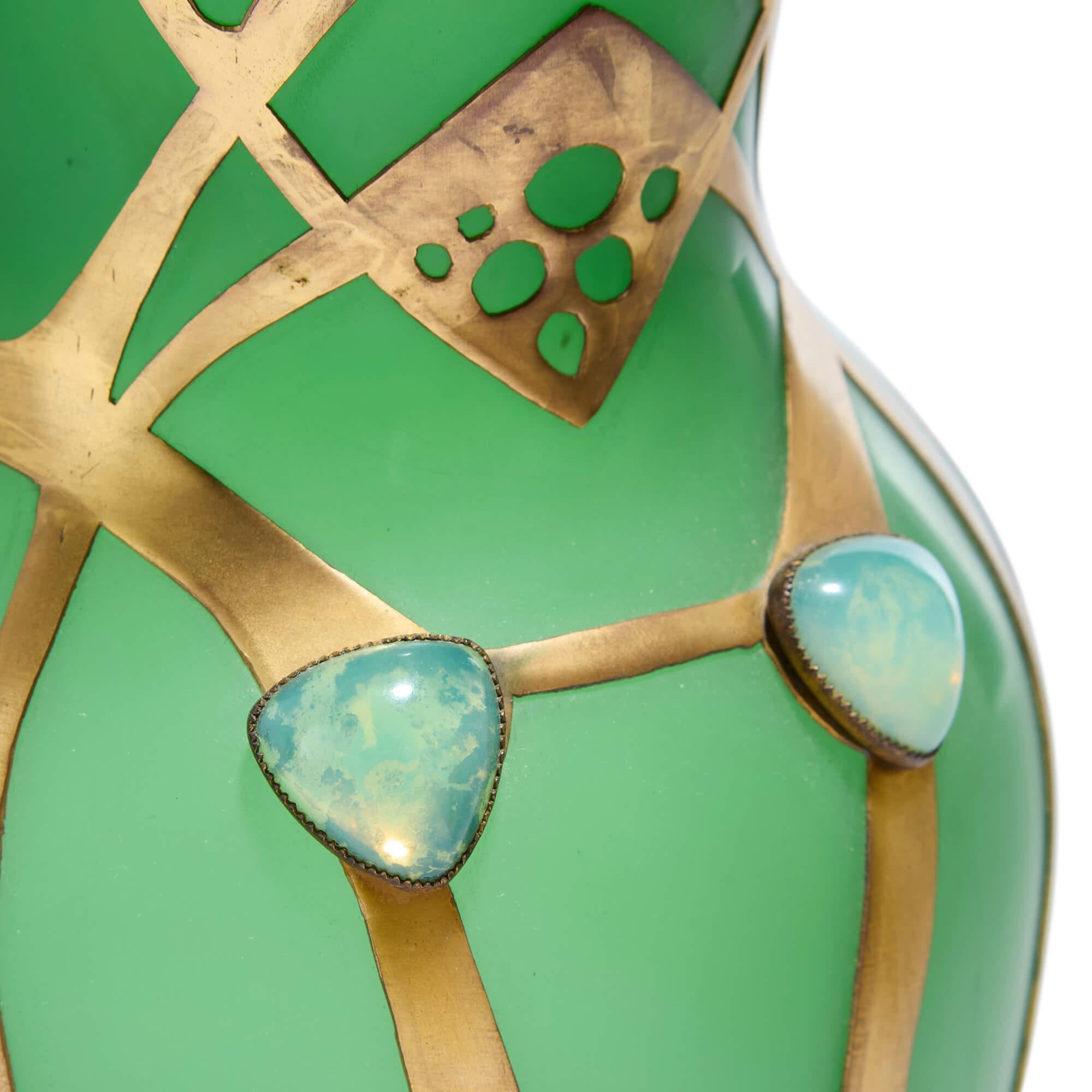 Art Nouveau austriaco Jugendstil Jarrón de cristal verde montado en metal dorado en Bueno estado para la venta en London, GB
