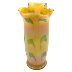 Art nouveau autrichien  Loetz  Vase en verre d'art avec bord ondulé