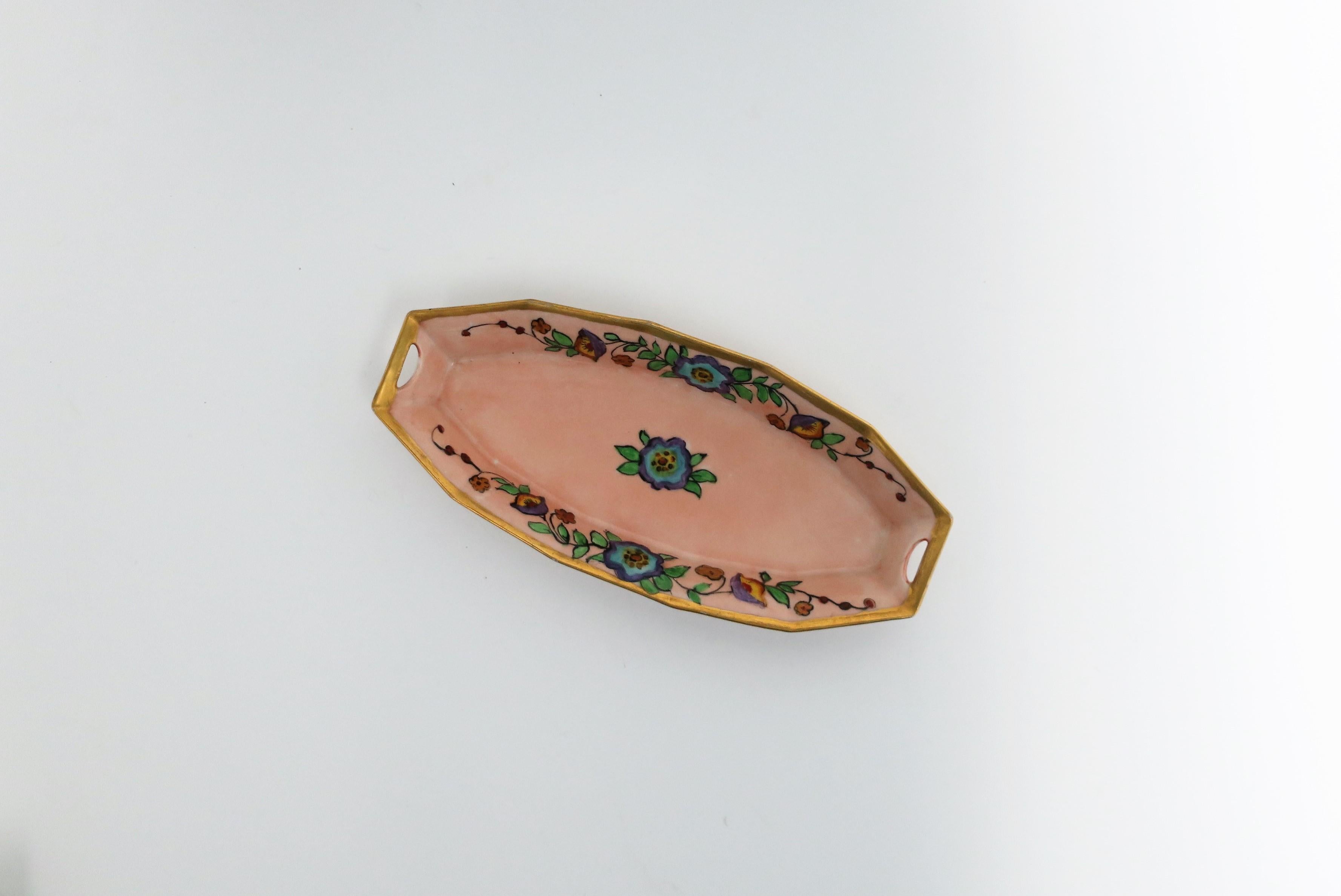 Plat autrichien Art Nouveau en porcelaine rose et or en vente 2