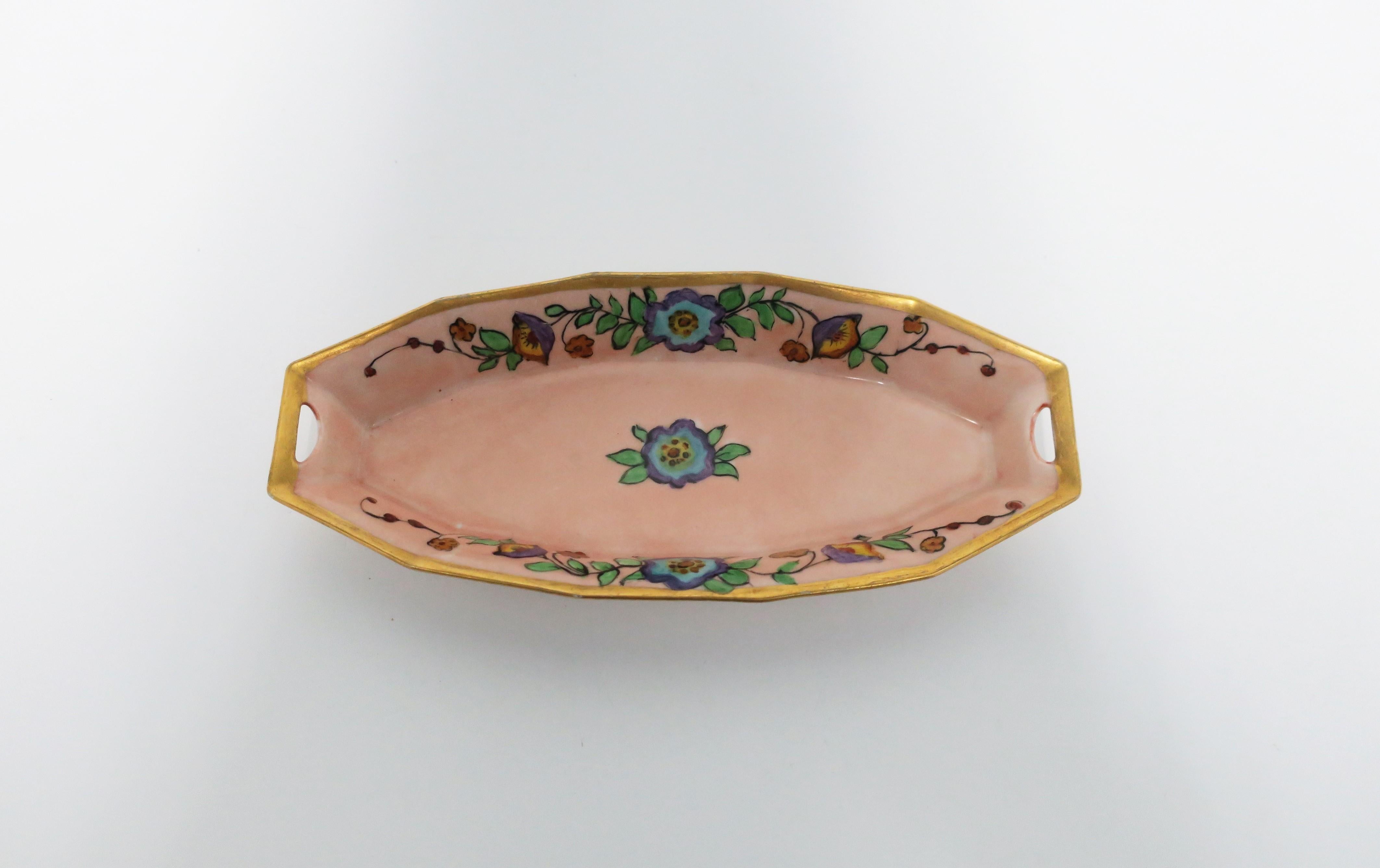 Plat autrichien Art Nouveau en porcelaine rose et or en vente 3