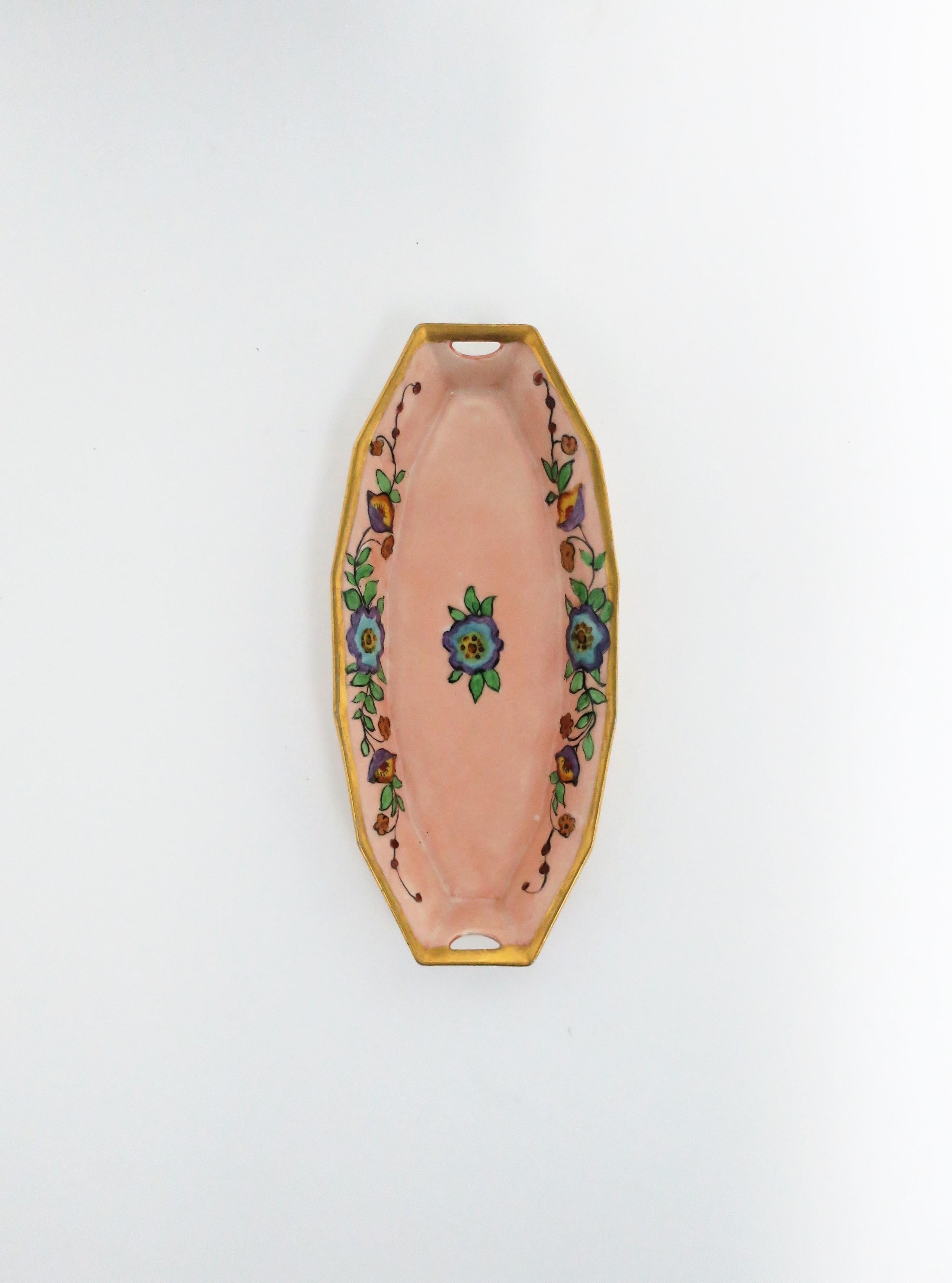 Plat autrichien Art Nouveau en porcelaine rose et or en vente 1