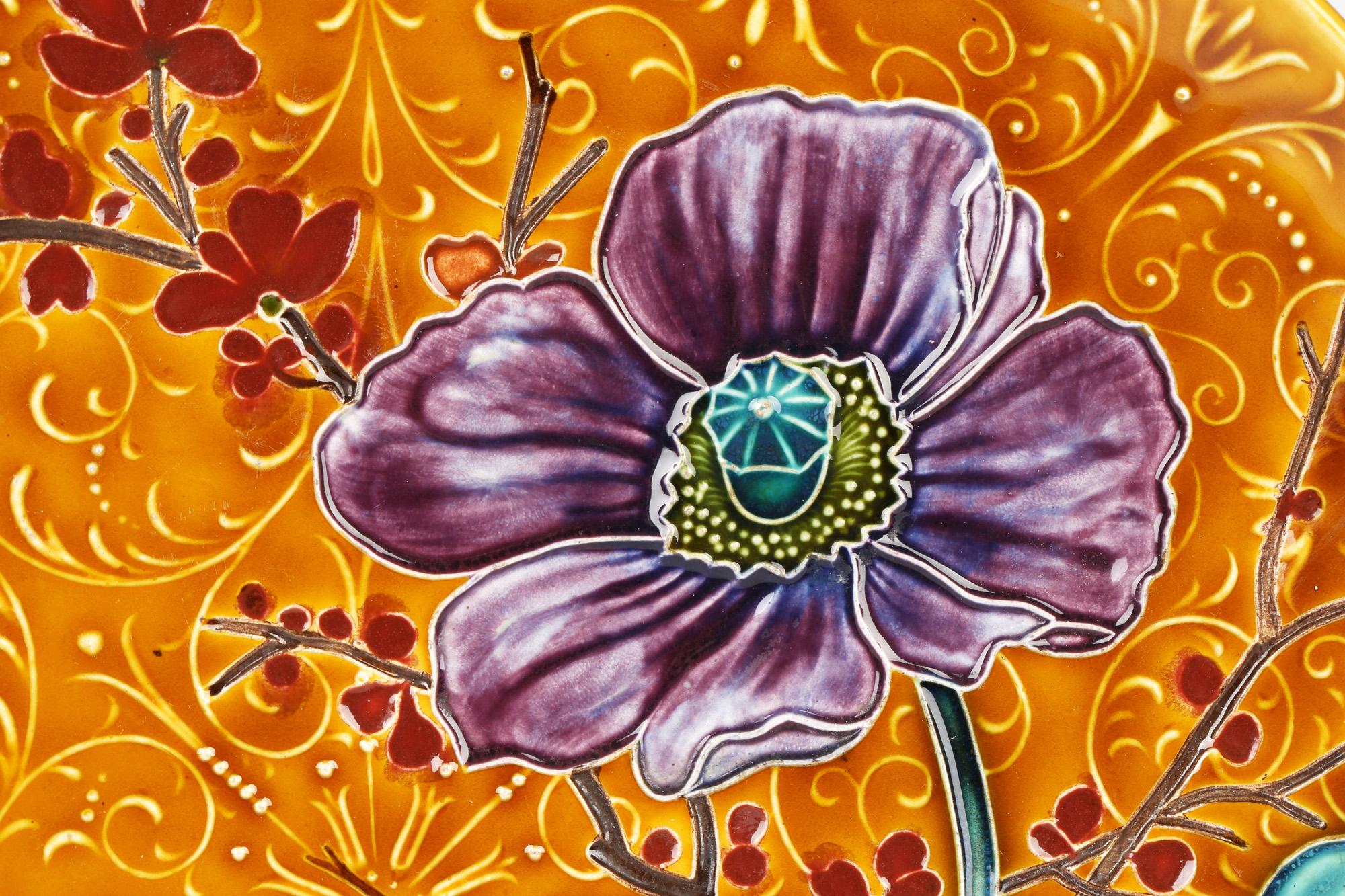 Placa de pared de cerámica austriaca Art Nouveau con diseños florales tubulares en venta 7