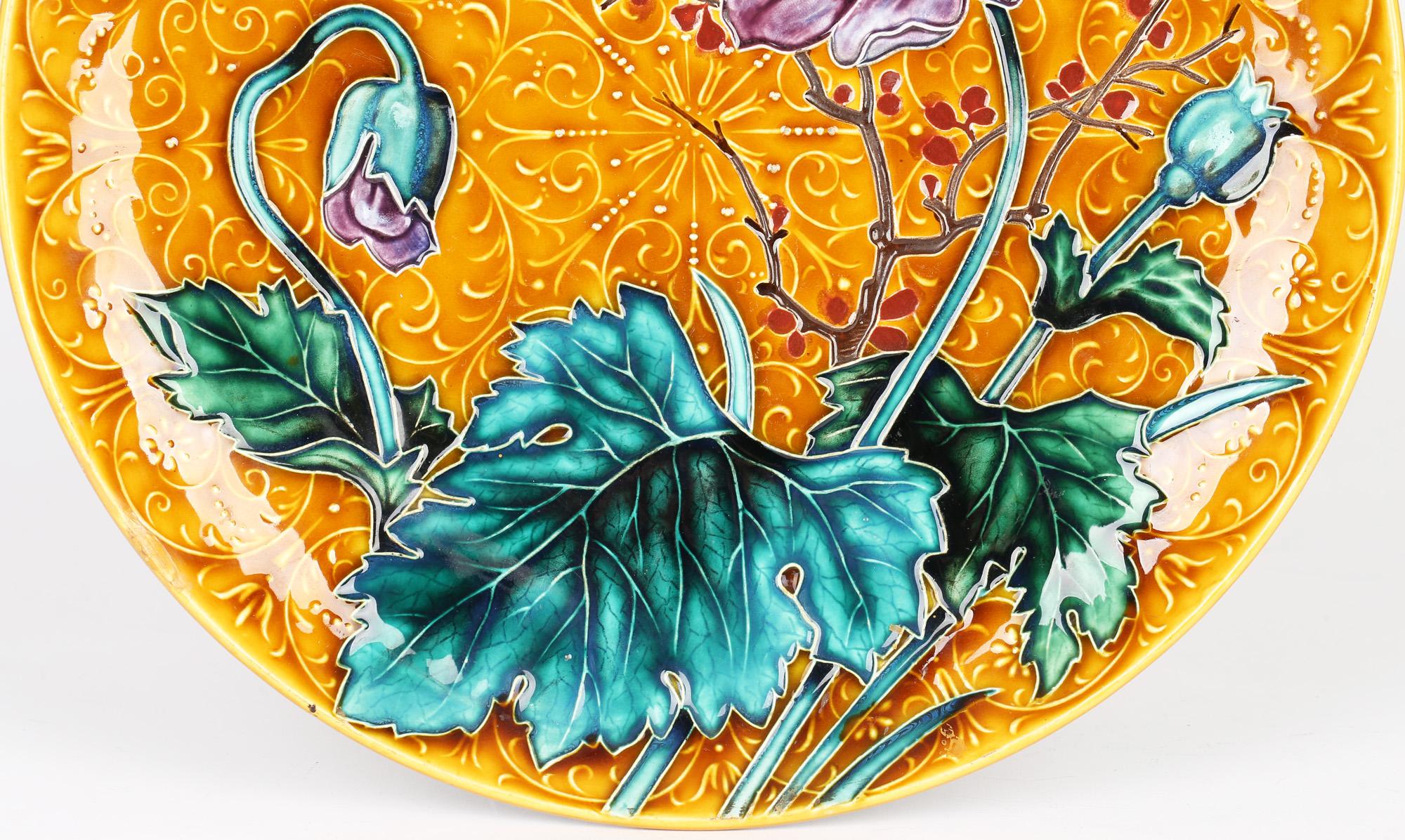 Superbe plaque murale en poterie autrichienne Art Nouveau avec des motifs floraux tubulaires datant de la fin du XIXe siècle. La plaque, lourdement empotée, est joliment décorée d'un arbuste fleuri à trois tiges, deux avec des bourgeons et une avec