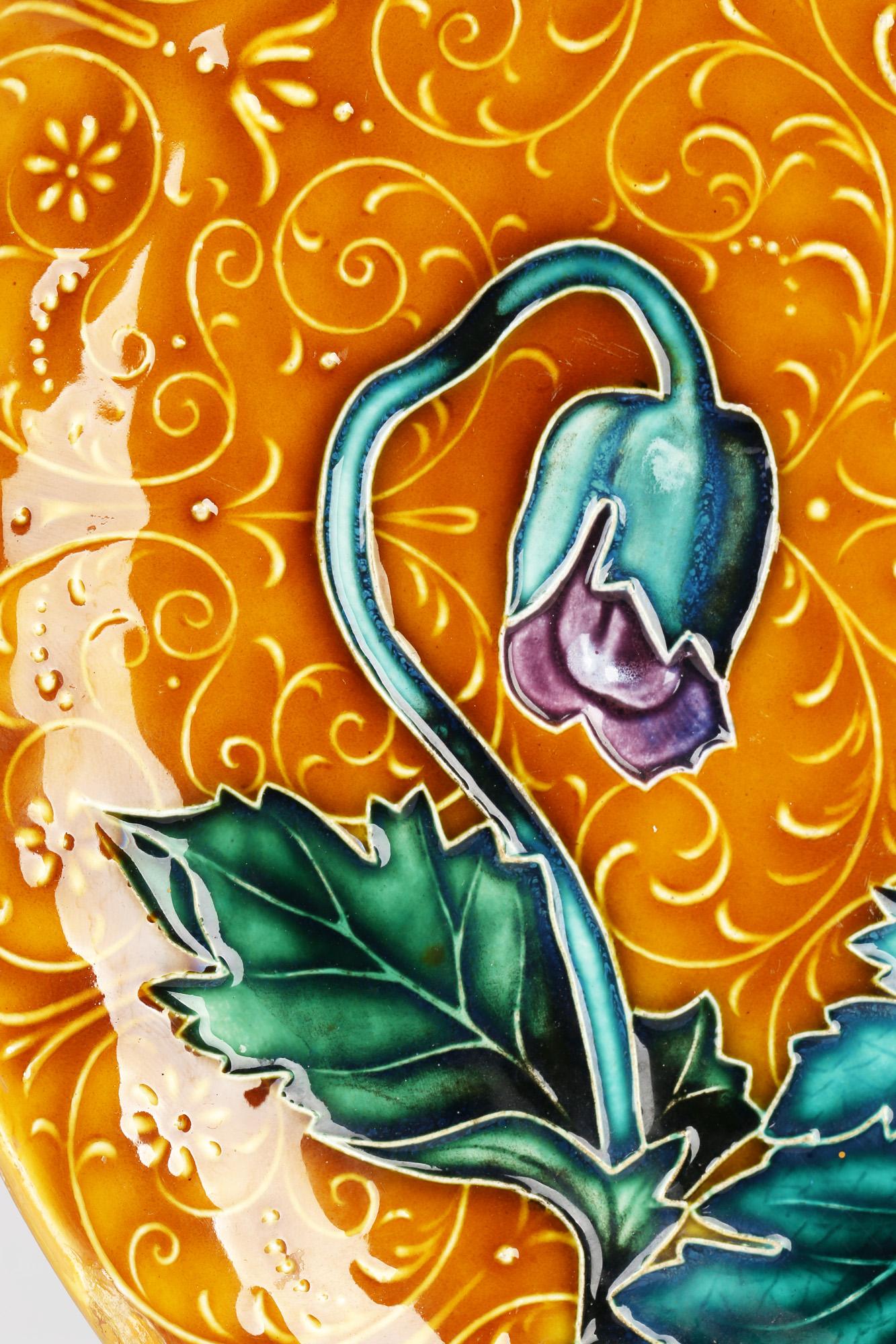 Österreichische Jugendstil-Wandtafel aus Keramik mit röhrenförmigen Blumenmustern im Zustand „Gut“ im Angebot in Bishop's Stortford, Hertfordshire