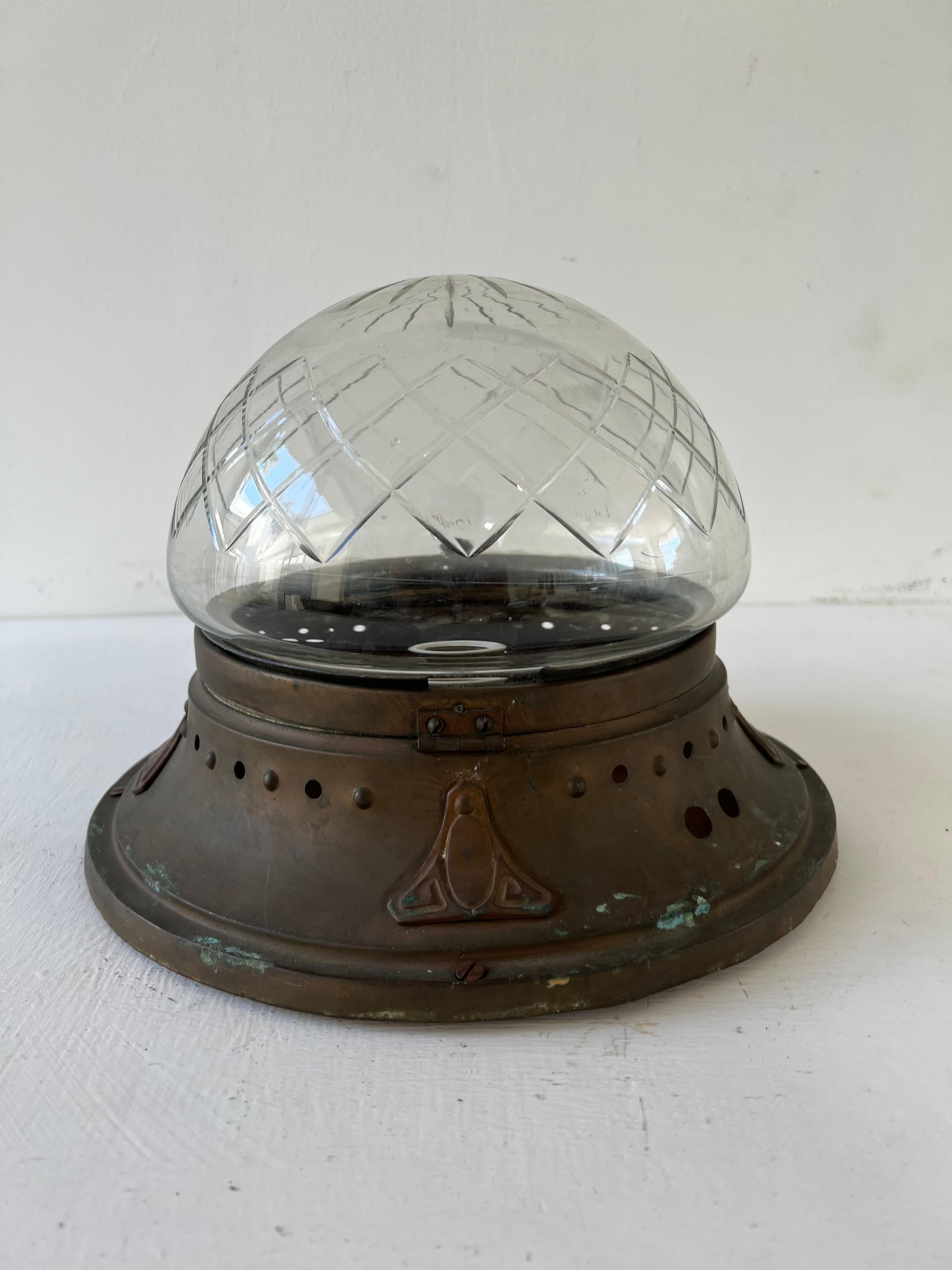 20ième siècle Art nouveau autrichien  Le cuivre sécessionniste et  Monture affleurante en cristal taillé vers 1920 en vente