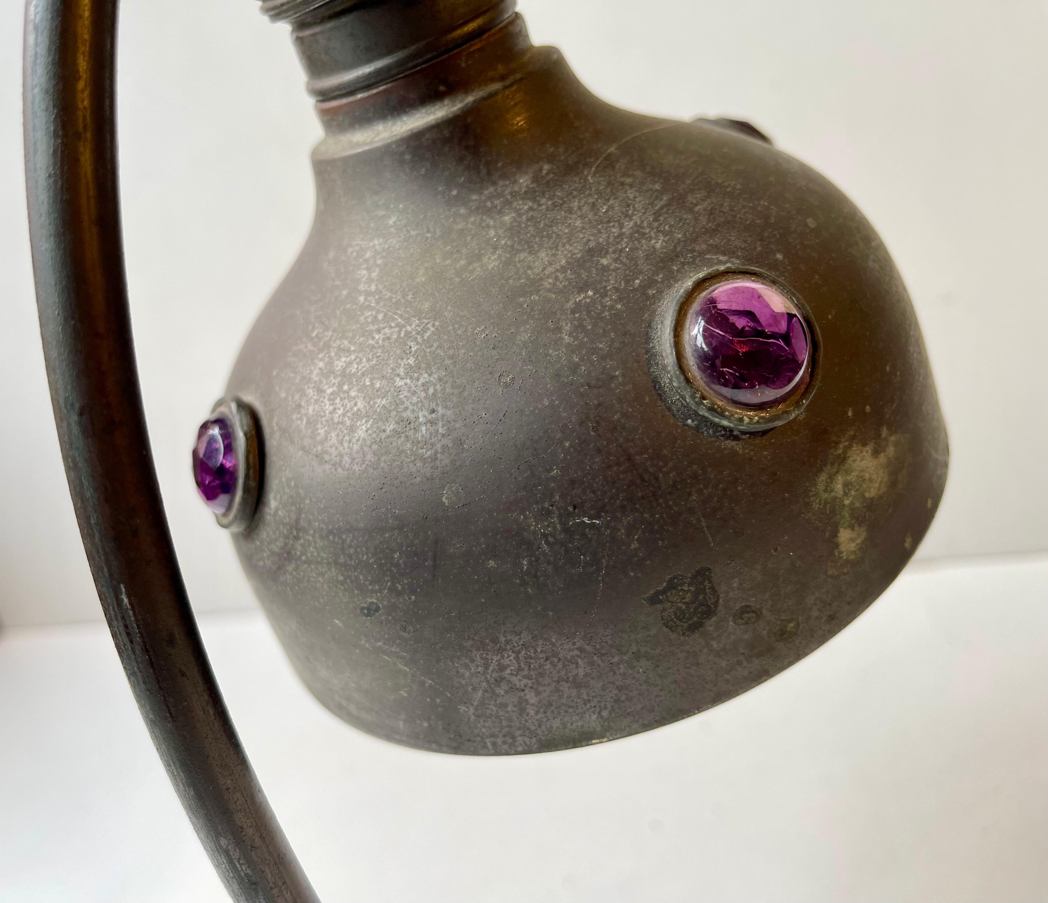 Lampe de table Art nouveau autrichienne en laiton et verre violet, années 1910 en vente 4