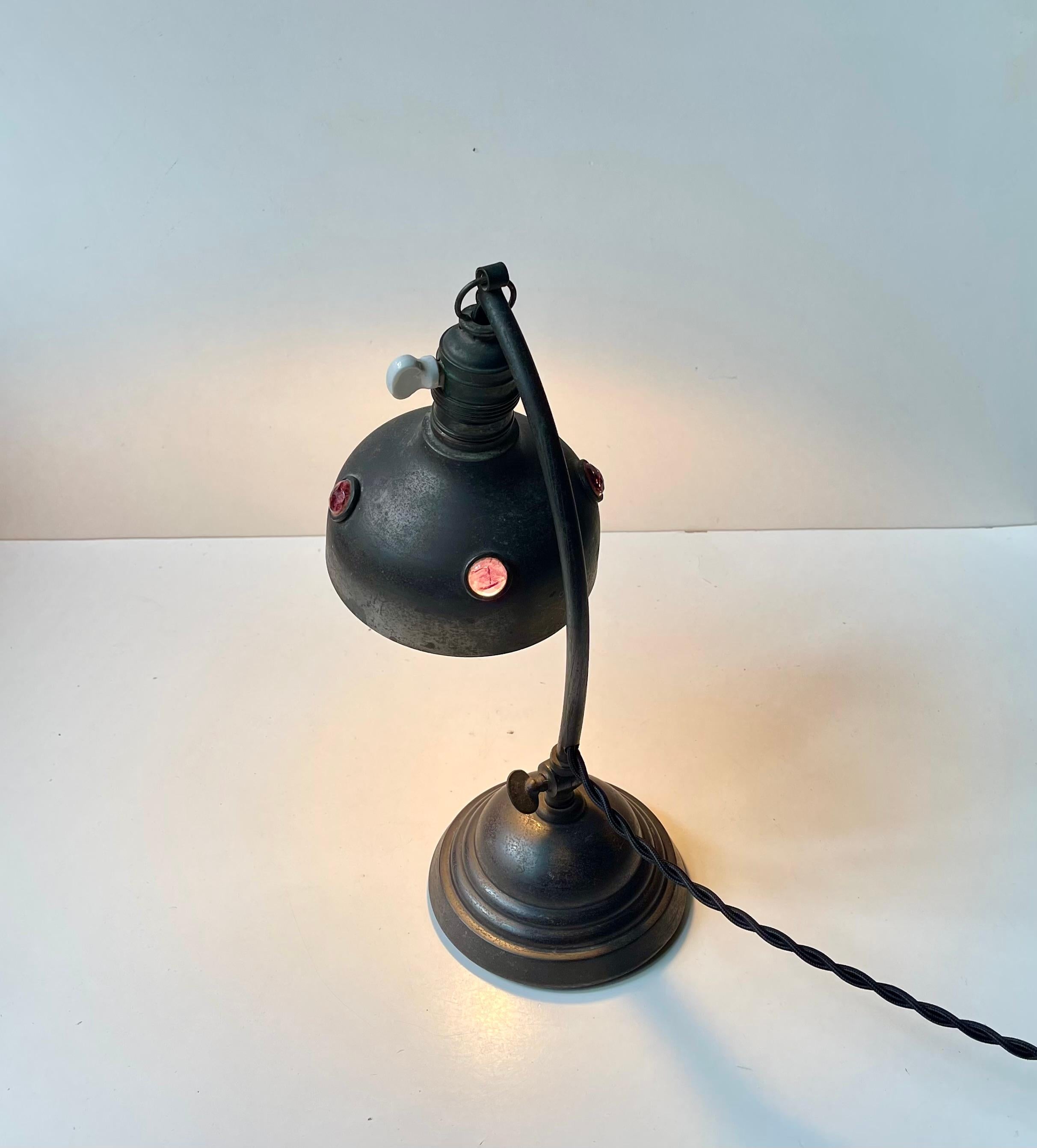Lampe de table Art nouveau autrichienne en laiton et verre violet, années 1910 en vente 5