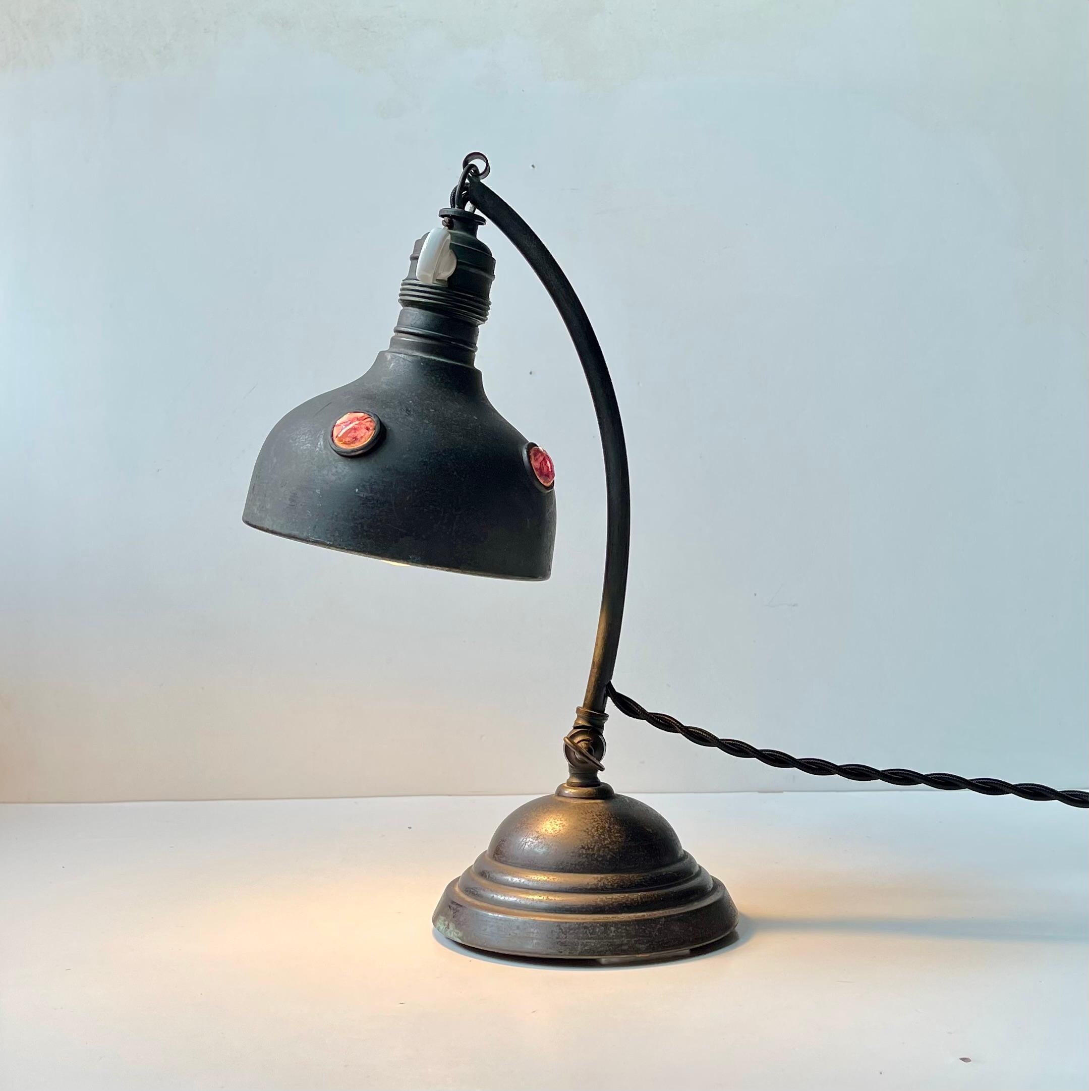 Lampe de table Art nouveau autrichienne en laiton et verre violet, années 1910 en vente 6