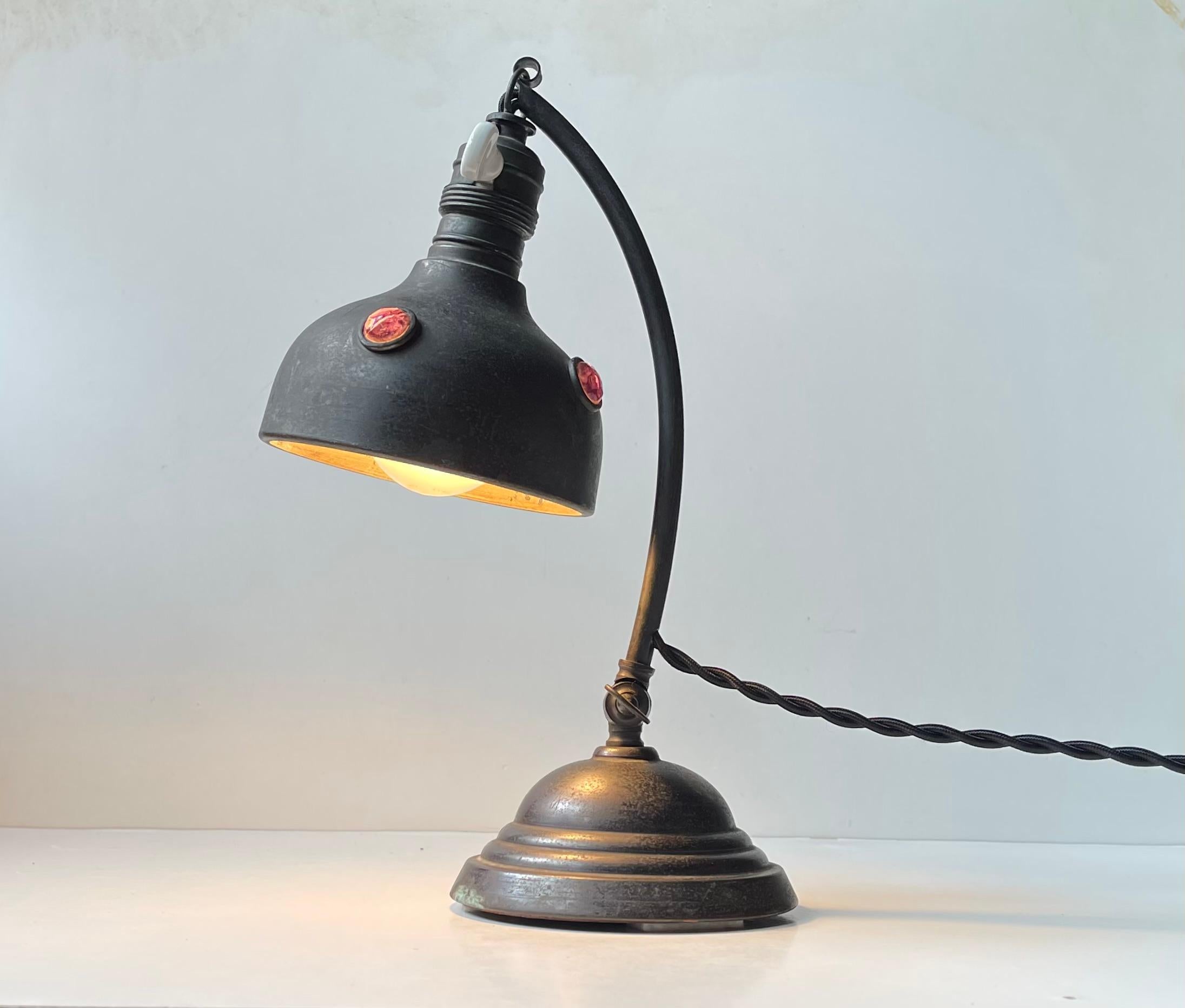 Lampe de table Art nouveau autrichienne en laiton et verre violet, années 1910 en vente 7