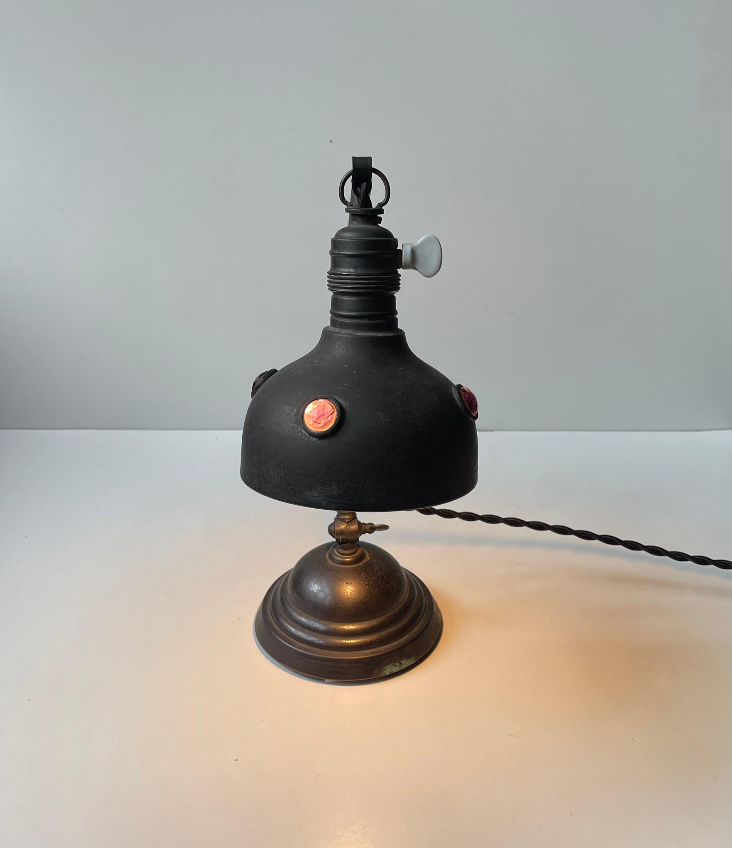 Lampe de table Art nouveau autrichienne en laiton et verre violet, années 1910 en vente 8