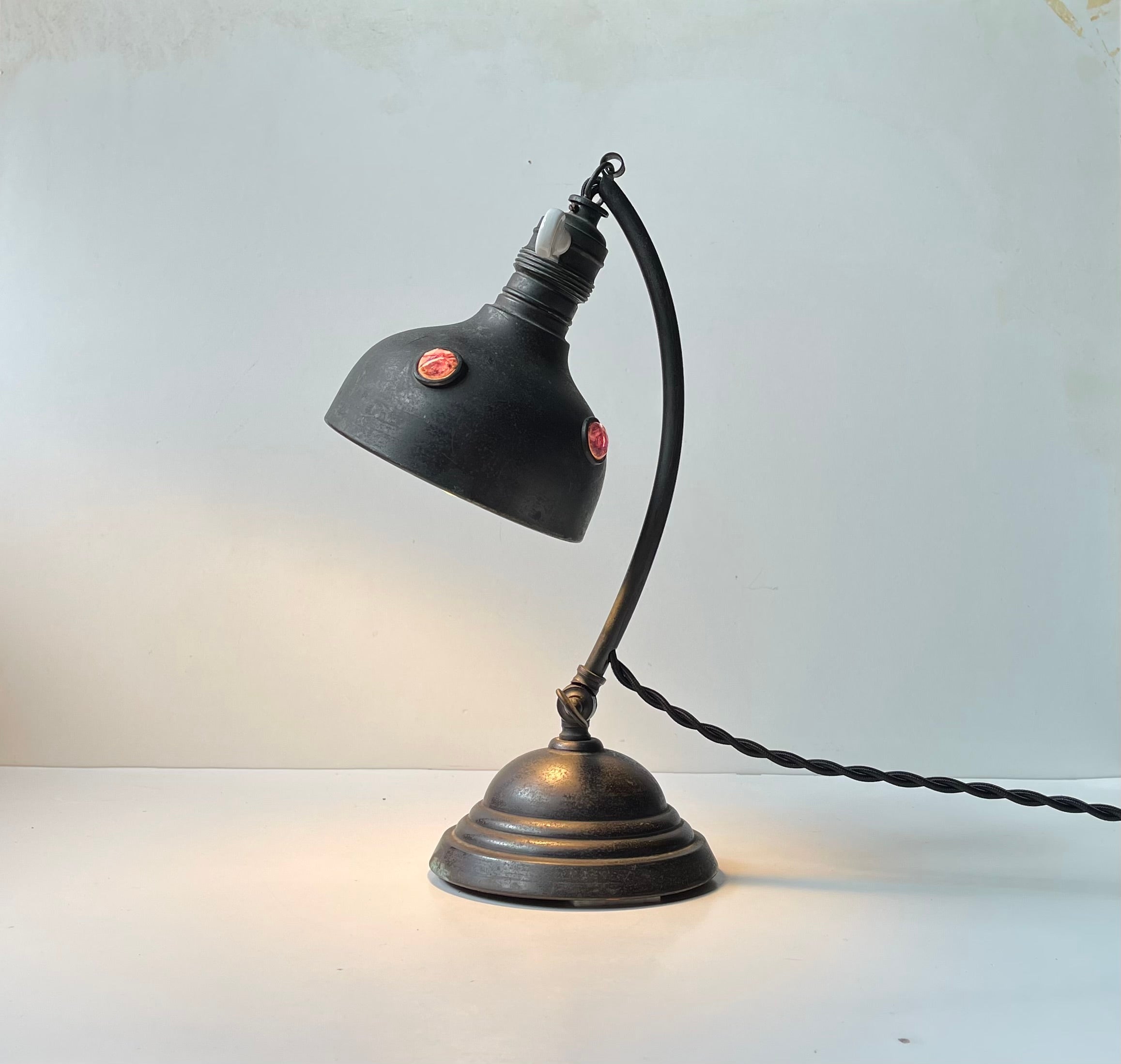 Autrichien Lampe de table Art nouveau autrichienne en laiton et verre violet, années 1910 en vente