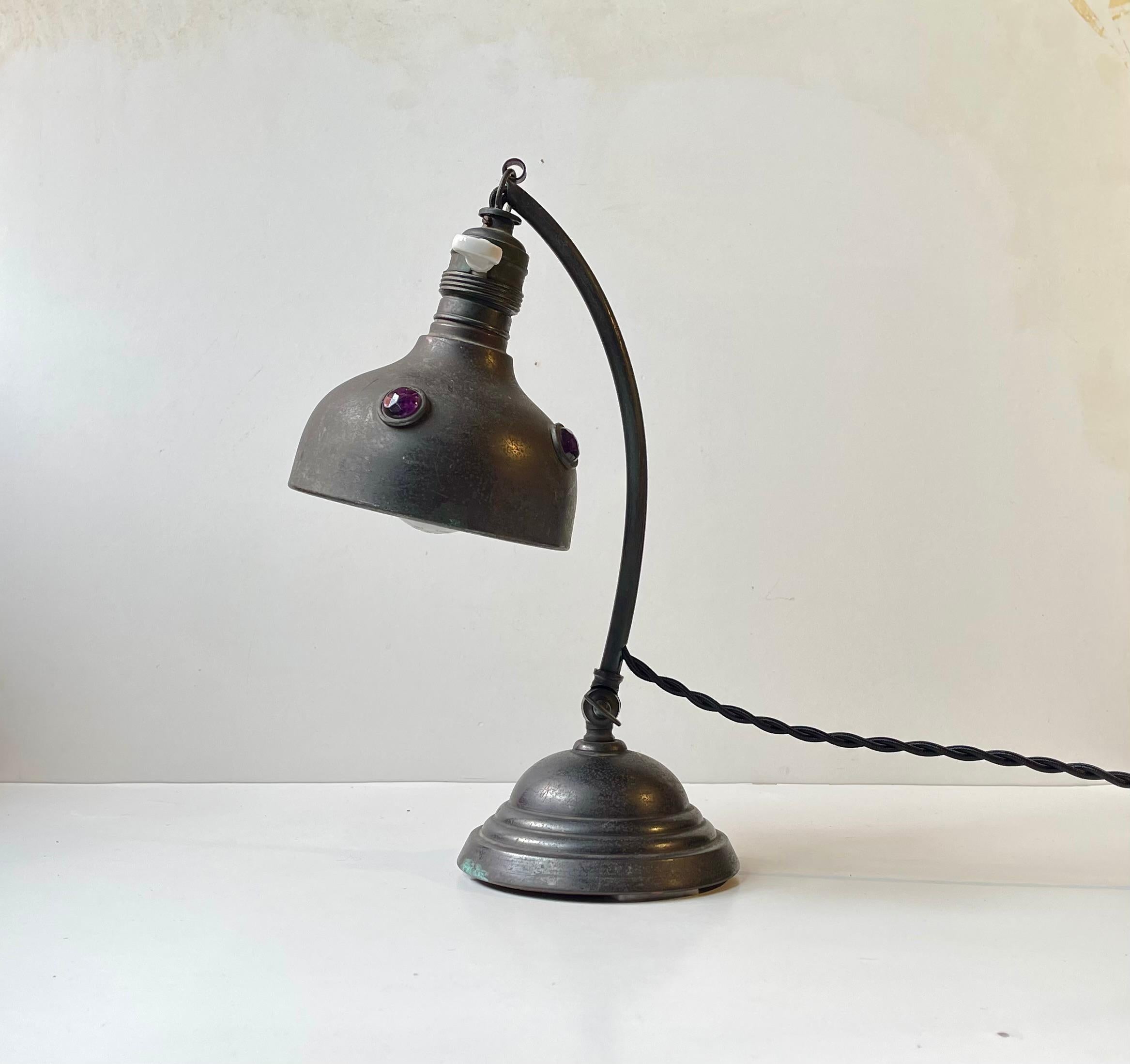 20ième siècle Lampe de table Art nouveau autrichienne en laiton et verre violet, années 1910 en vente