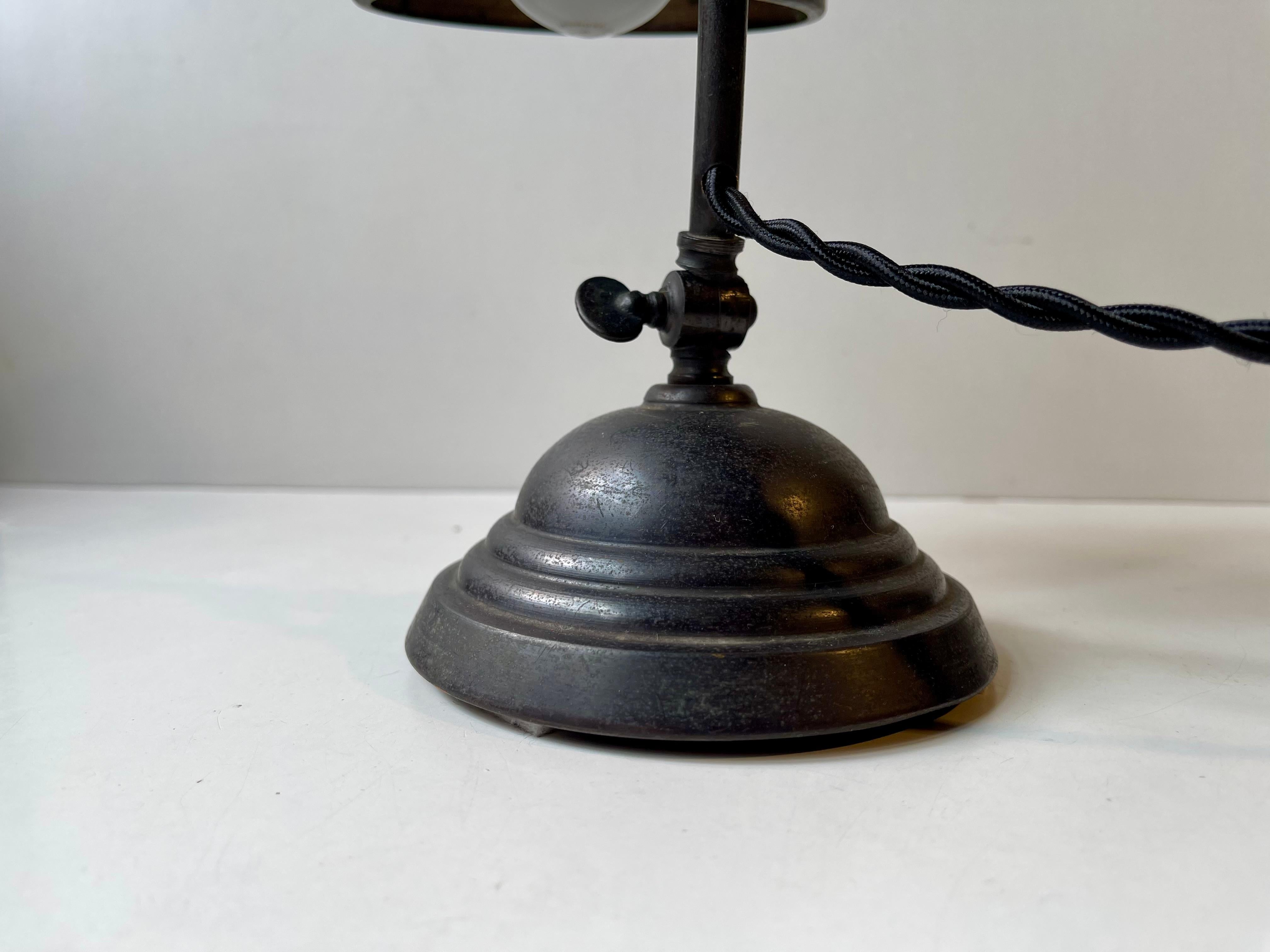 Laiton Lampe de table Art nouveau autrichienne en laiton et verre violet, années 1910 en vente