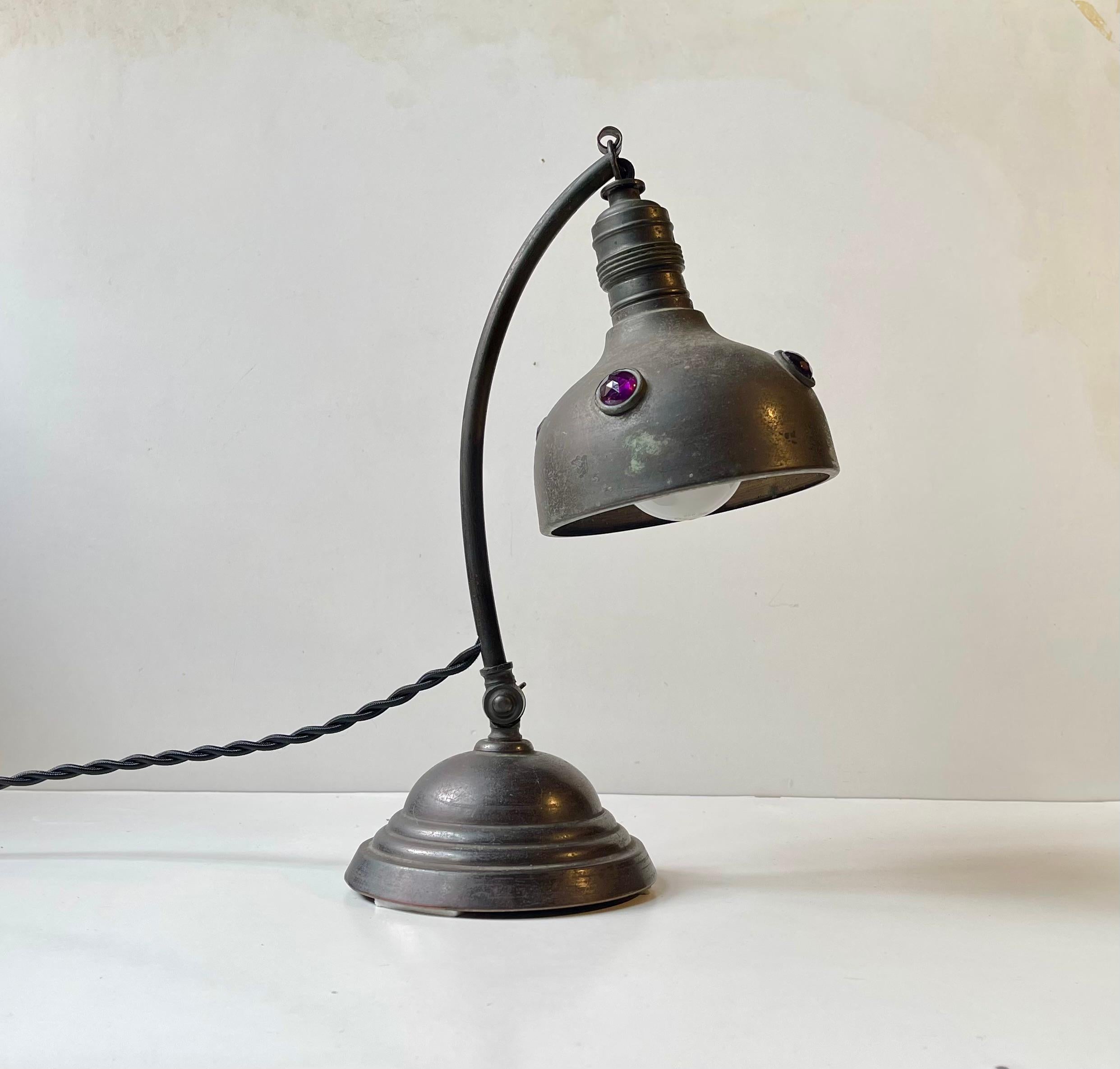 Lampe de table Art nouveau autrichienne en laiton et verre violet, années 1910 en vente 3