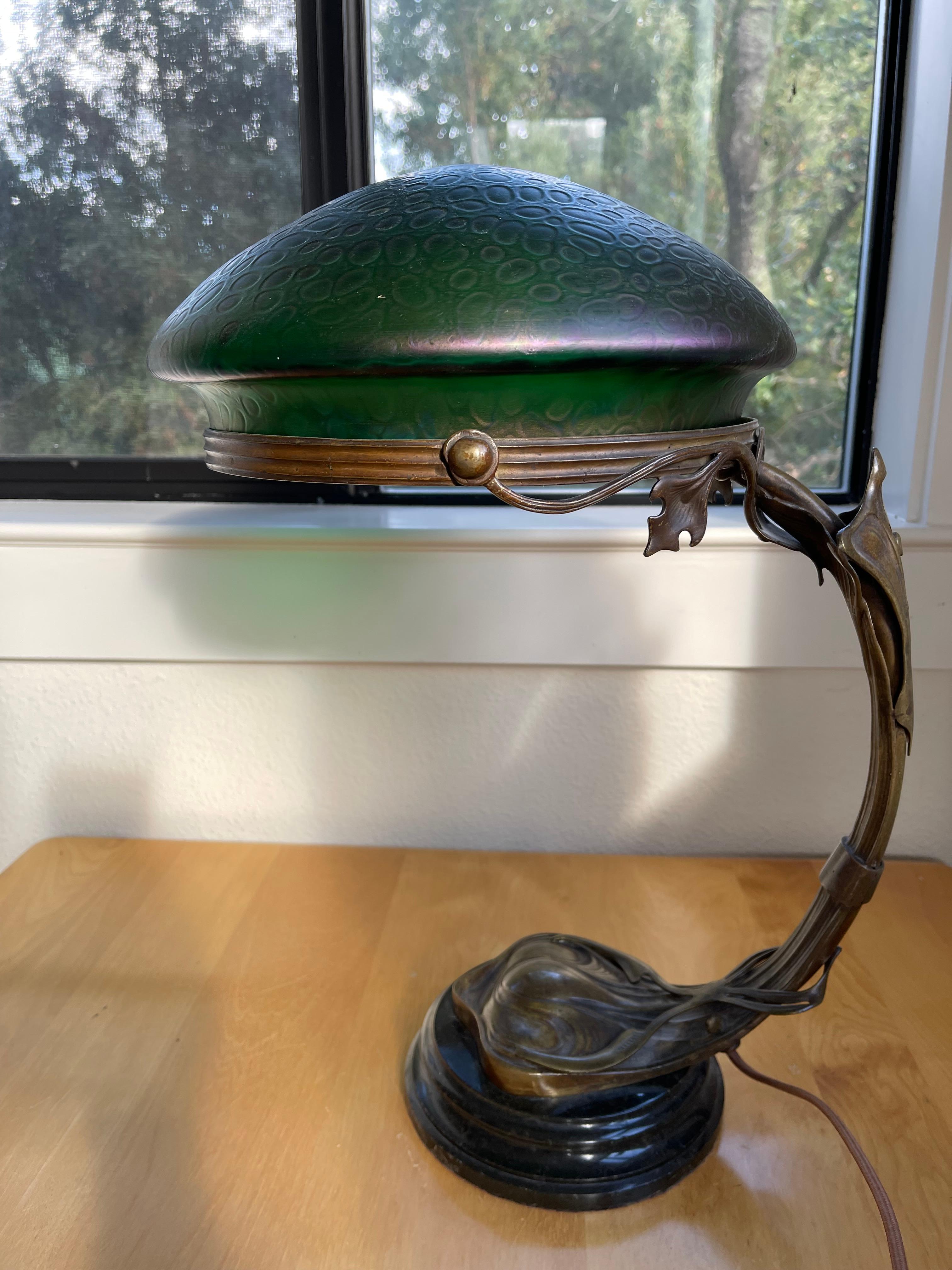 Lampe de table Art nouveau autrichienne avec abat-jour original en verre irisé soufflé à la main en vente 6