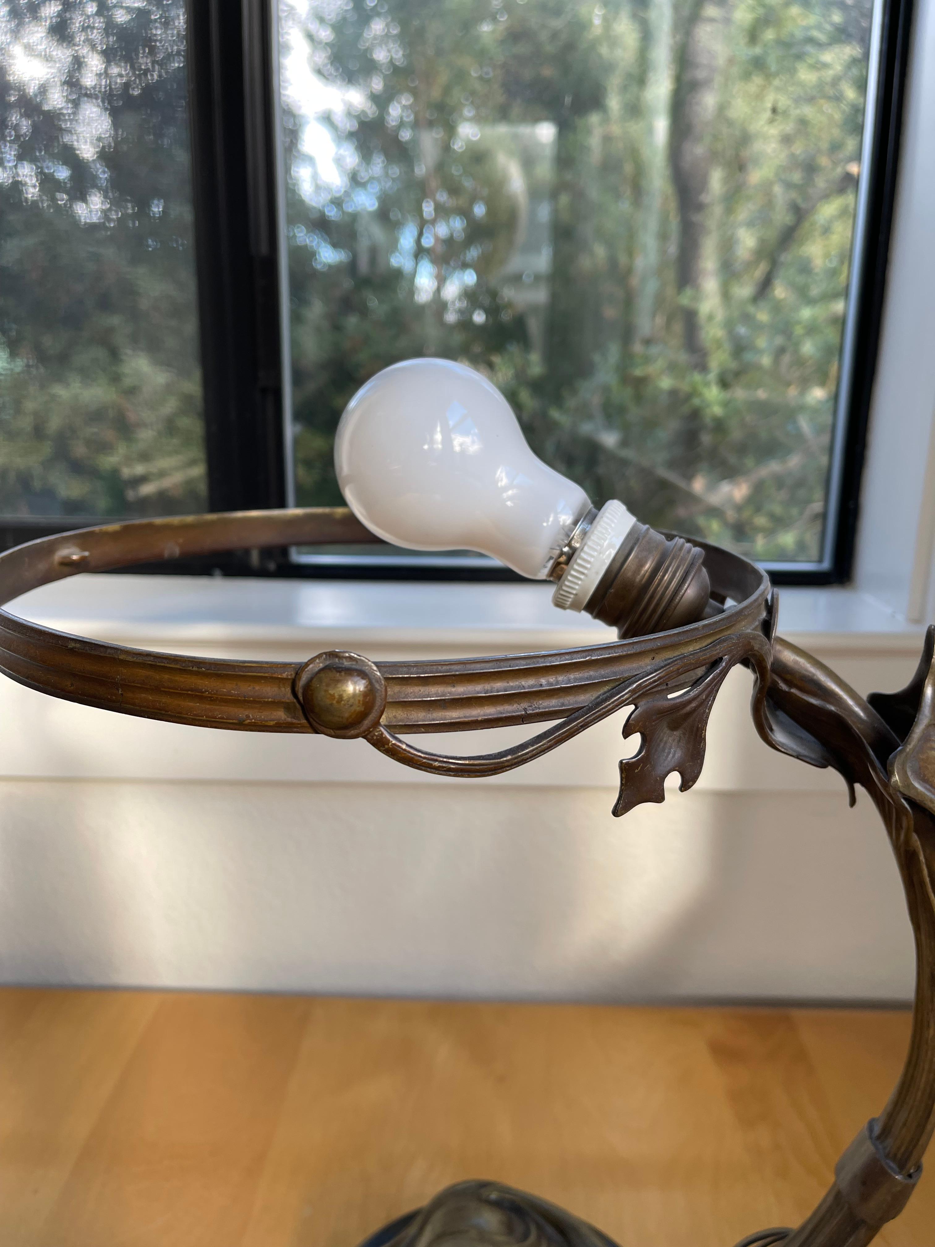 Lampe de table Art nouveau autrichienne avec abat-jour original en verre irisé soufflé à la main en vente 7