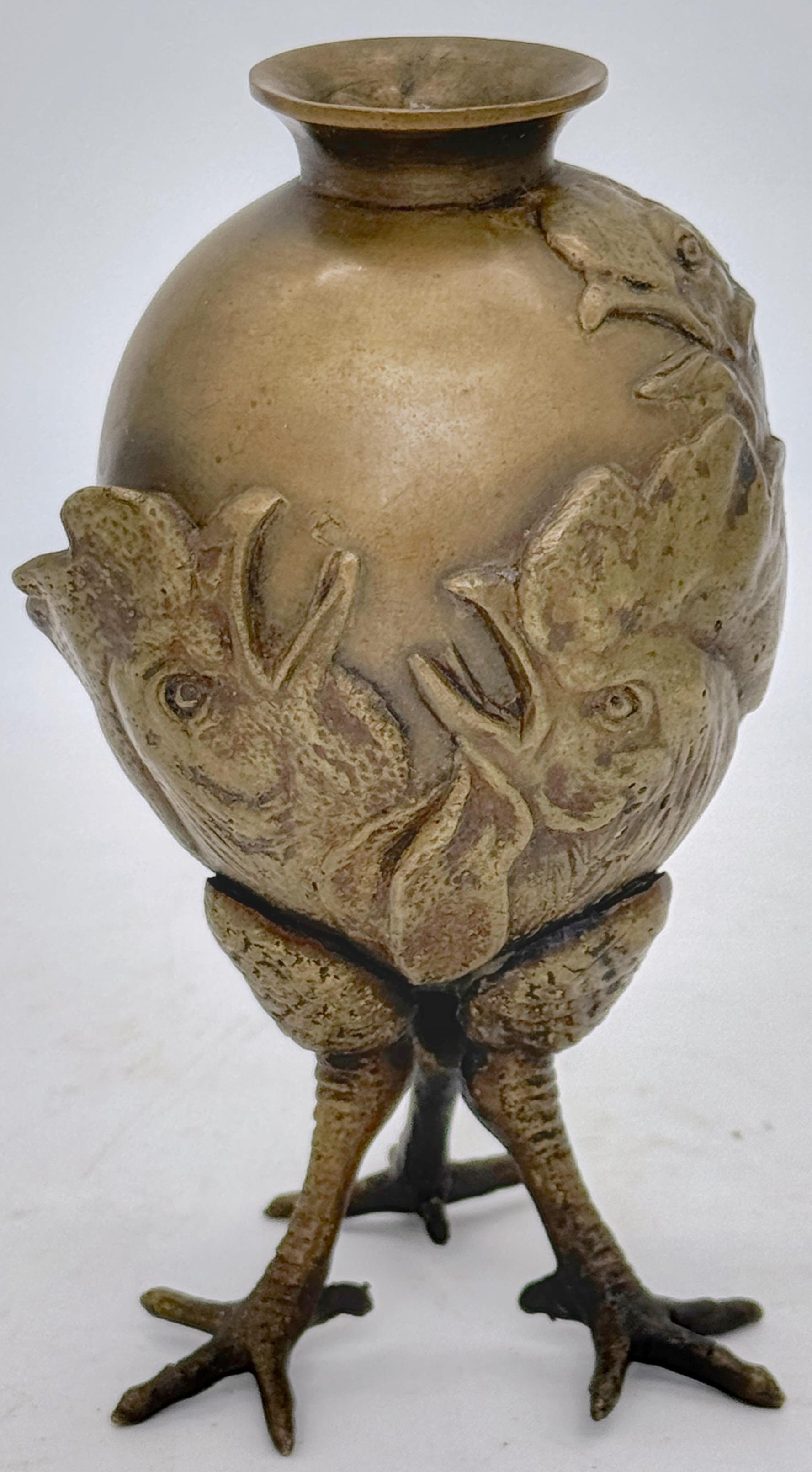 Petit vase Art Nouveau autrichien à trois coqs en vente 2