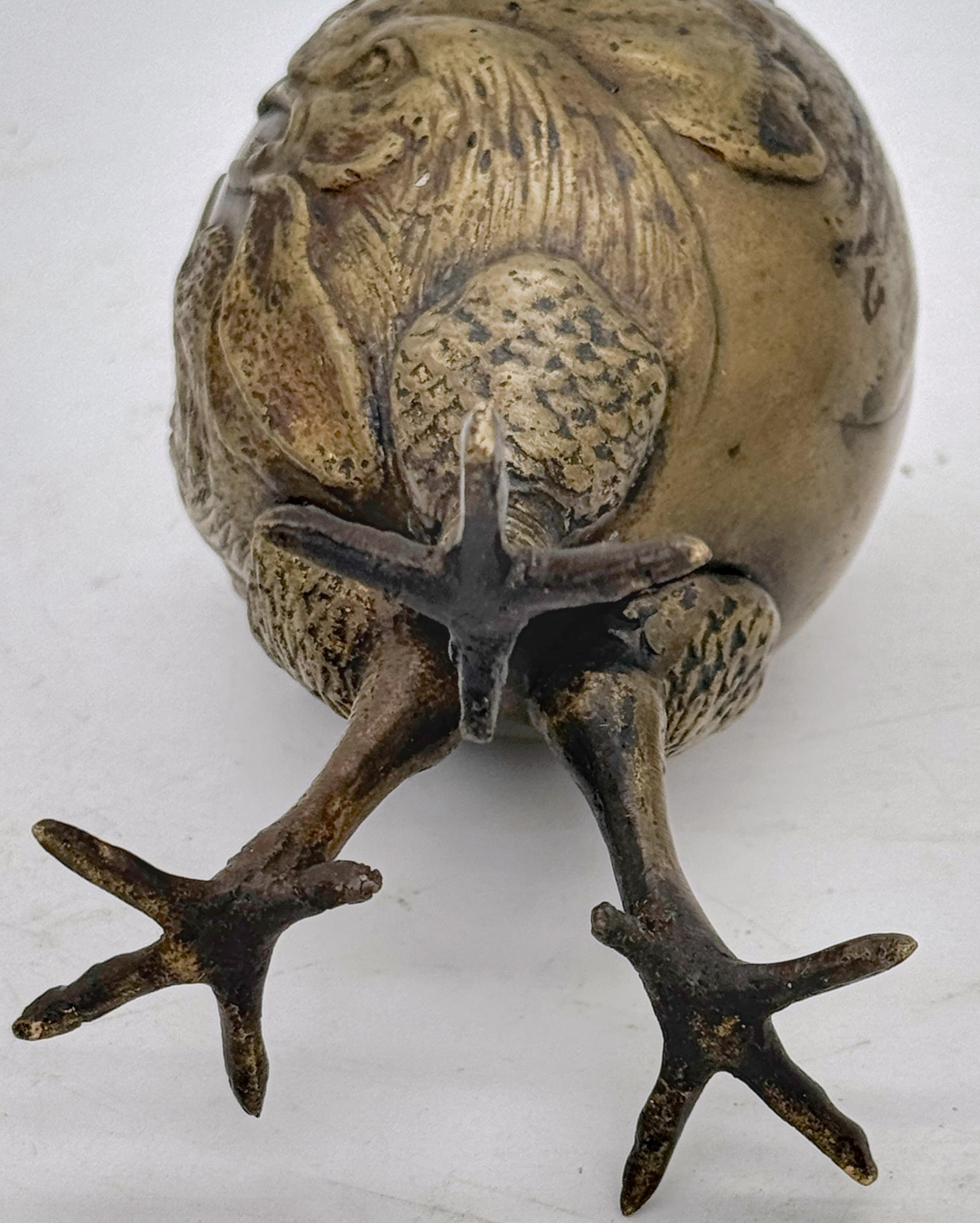 Petit vase Art Nouveau autrichien à trois coqs en vente 3