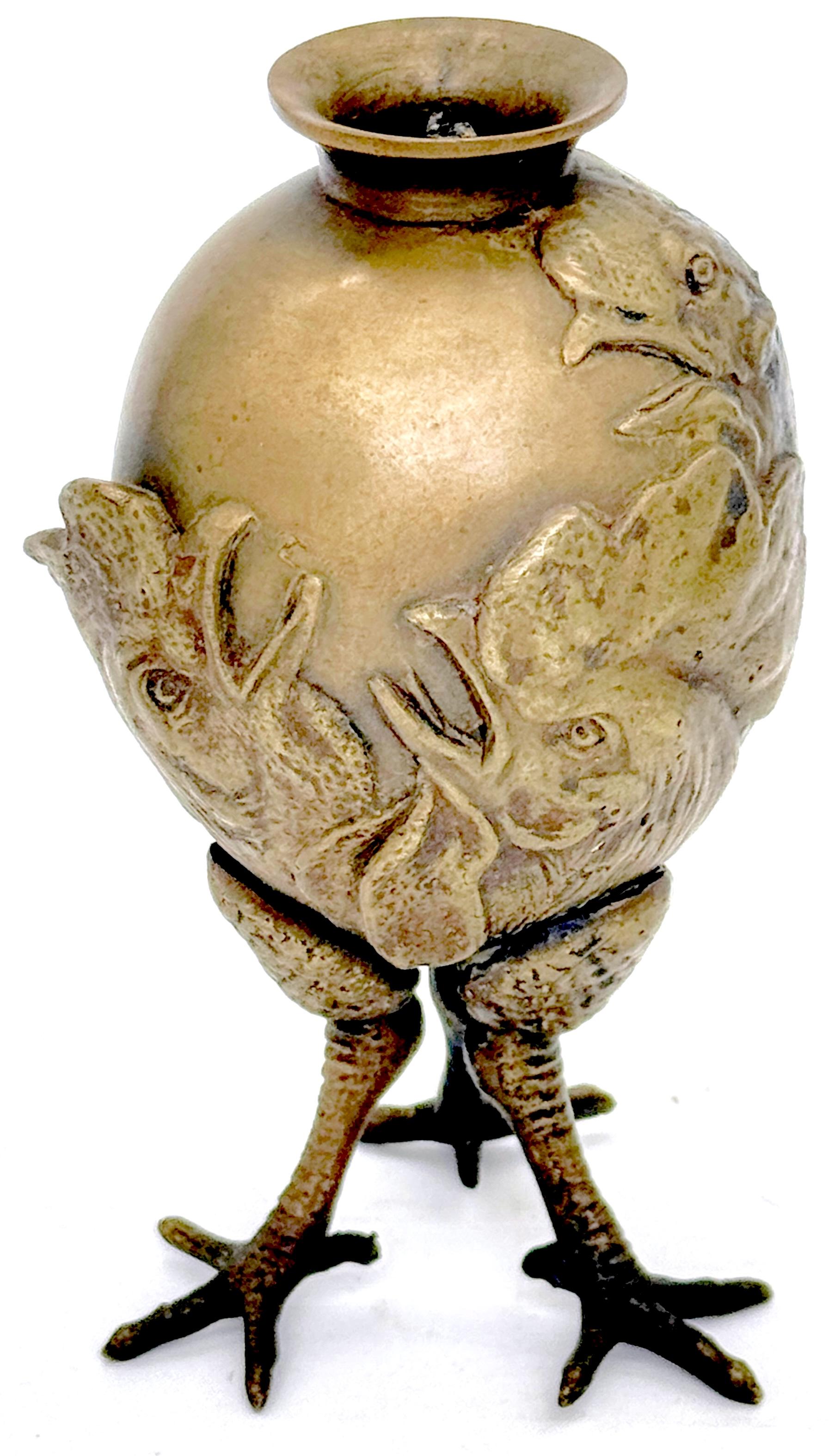 Petit vase Art Nouveau autrichien à trois coqs 

Autriche, Vers 1890, École Franz Bergmann, Non marqué 

Ce vase Art nouveau, rare et saisissant, illustre le travail organique et dynamique de la fin du XIXe siècle. Dotée d'un corps bulbeux orné de
