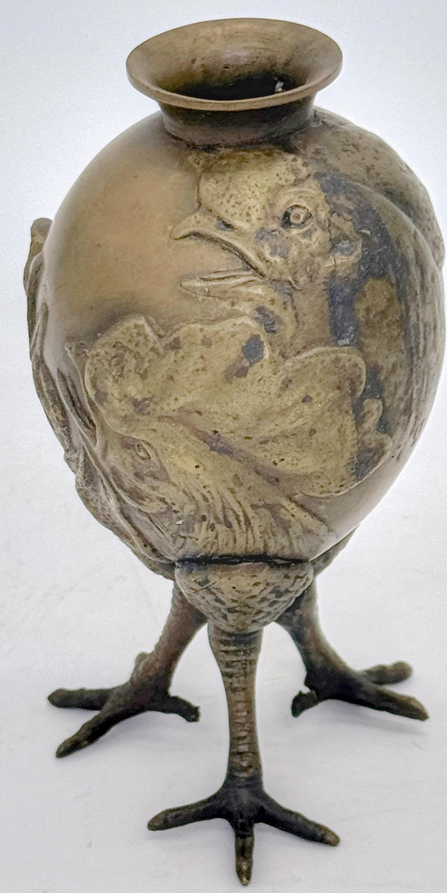 Art nouveau Petit vase Art Nouveau autrichien à trois coqs en vente