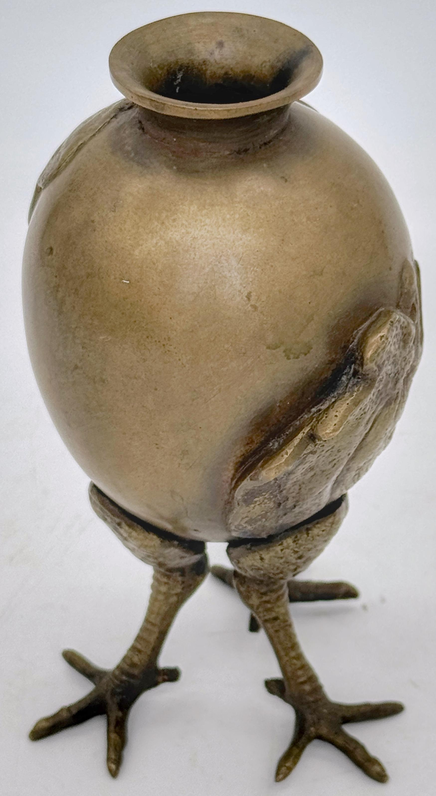 Petit vase Art Nouveau autrichien à trois coqs Bon état - En vente à West Palm Beach, FL