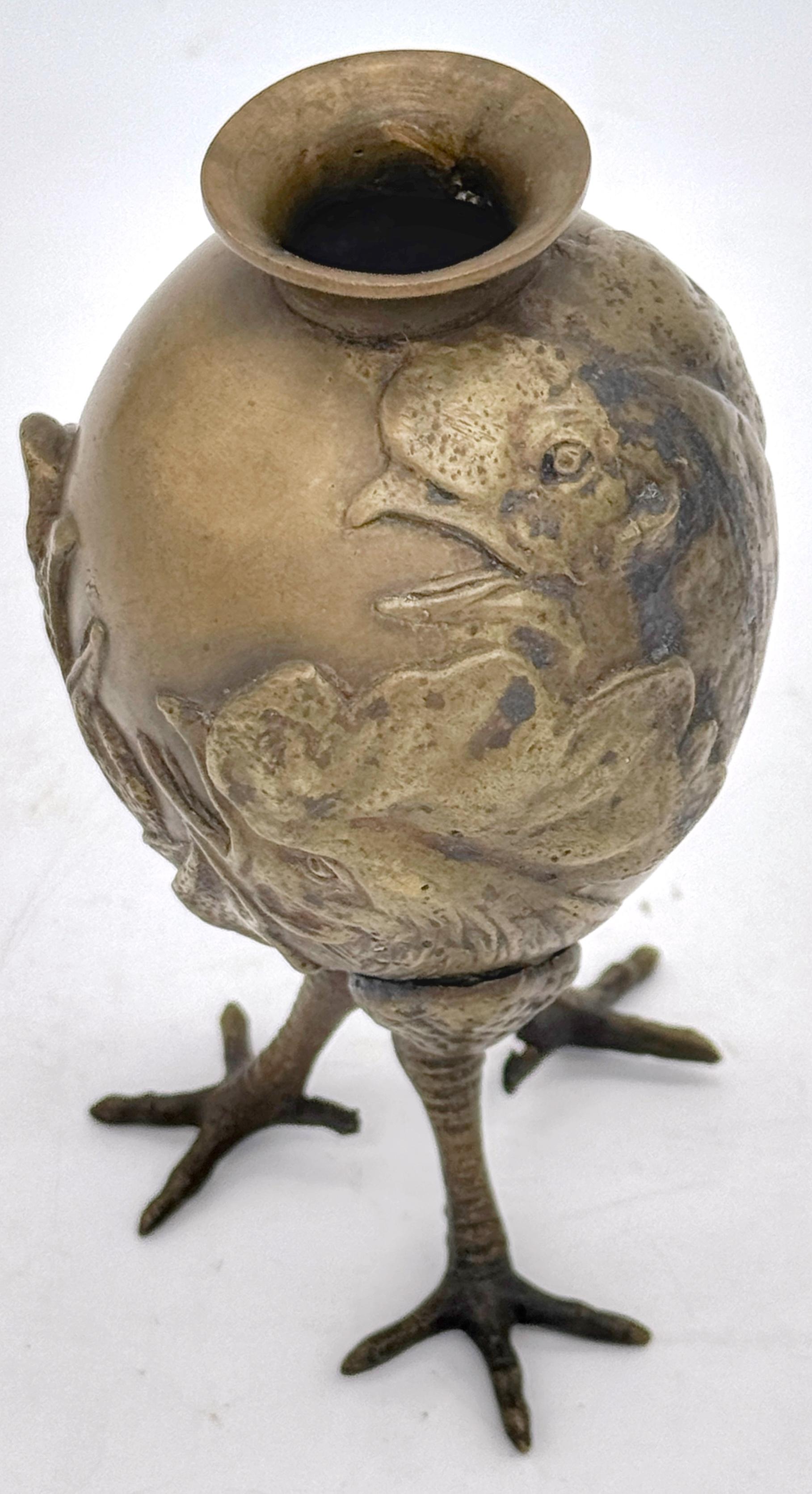 XIXe siècle Petit vase Art Nouveau autrichien à trois coqs en vente