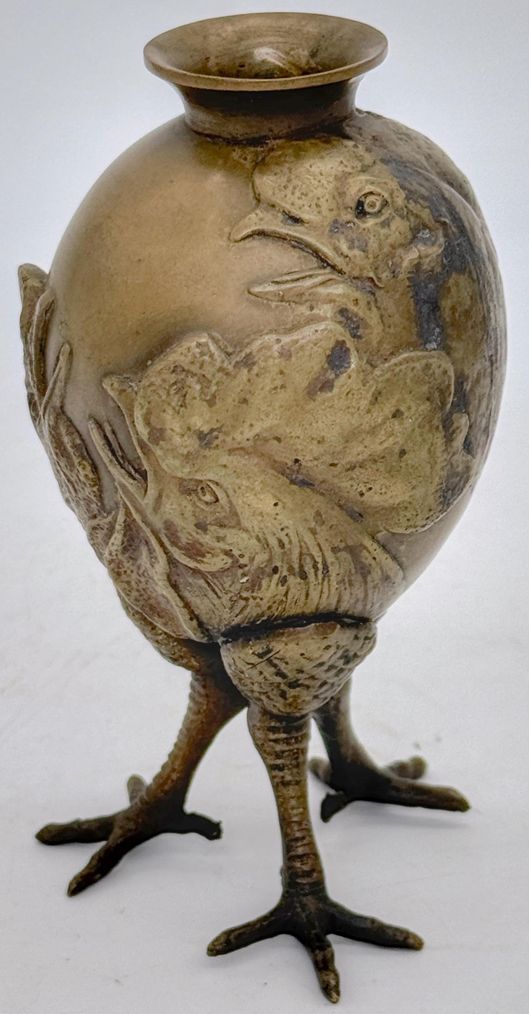 Bronze Petit vase Art Nouveau autrichien à trois coqs en vente