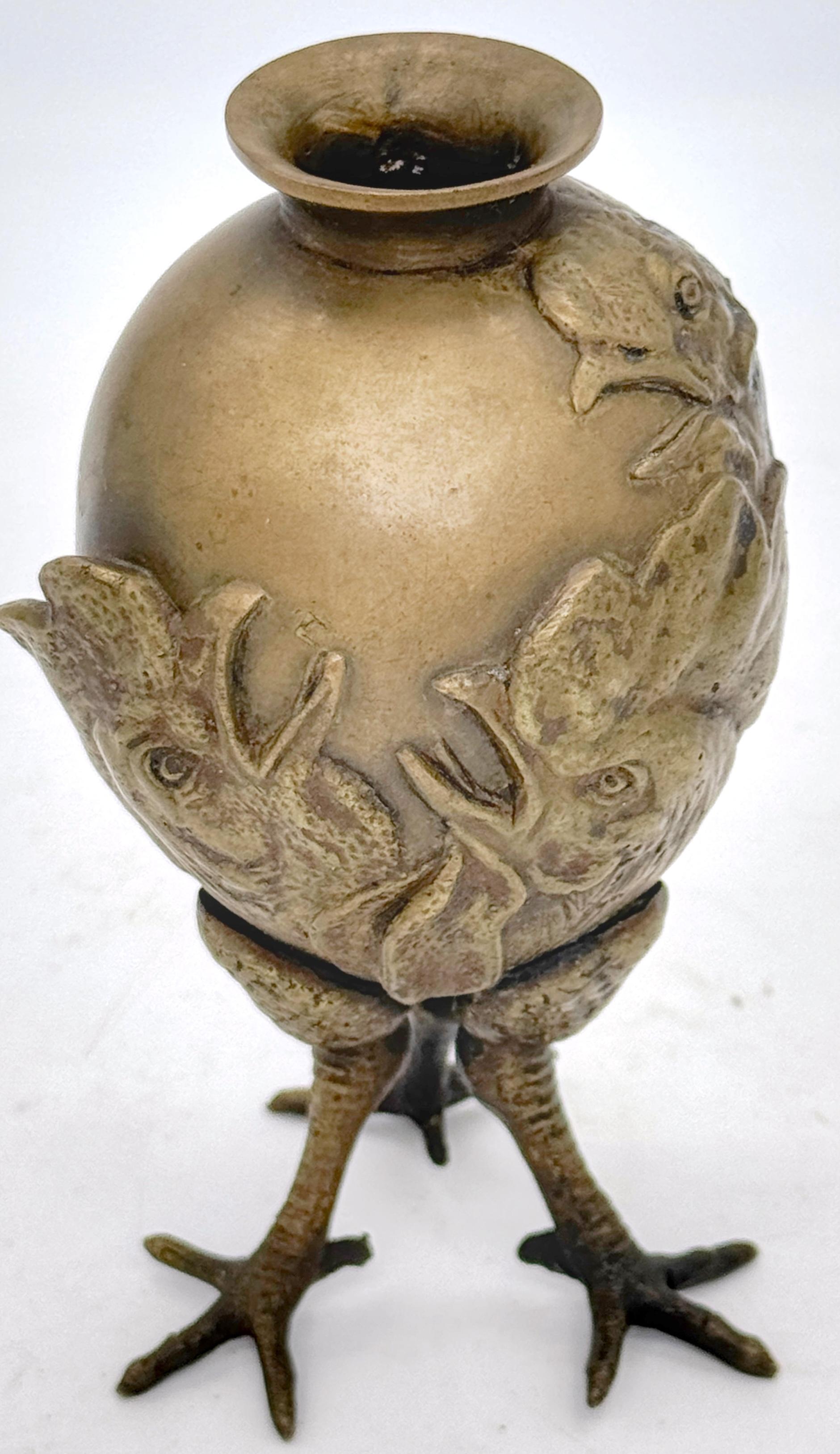 Petit vase Art Nouveau autrichien à trois coqs en vente 1