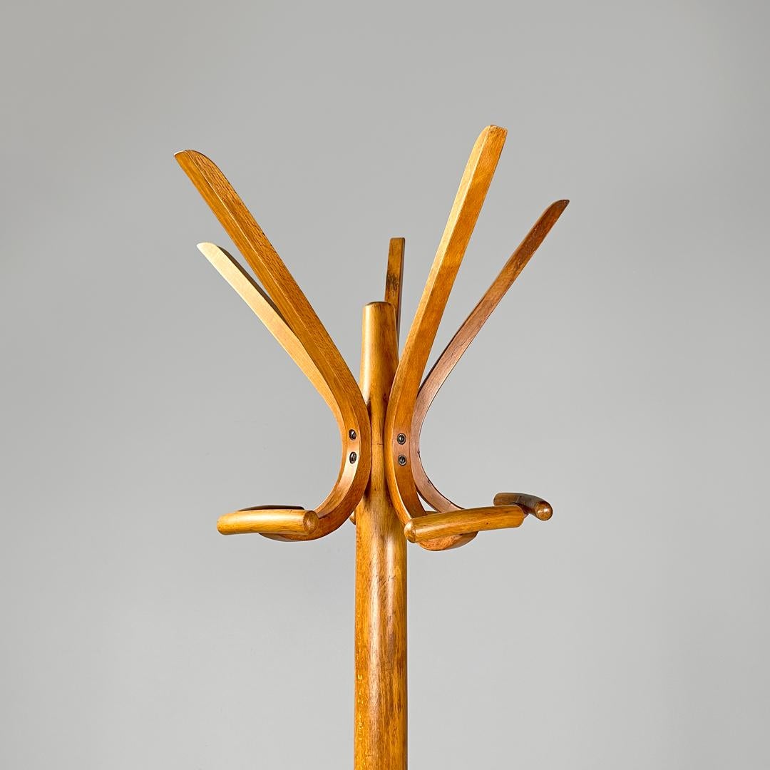 Appendiabiti da terra in legno Art Nouveau austriaco di Thonet, inizio '900
Appendiabiti da terra interamente in legno. La parte superiore è composta da cinque bracci diagonali che si sviluppano verso l'esterno e in basso da cinque bracci più corti
