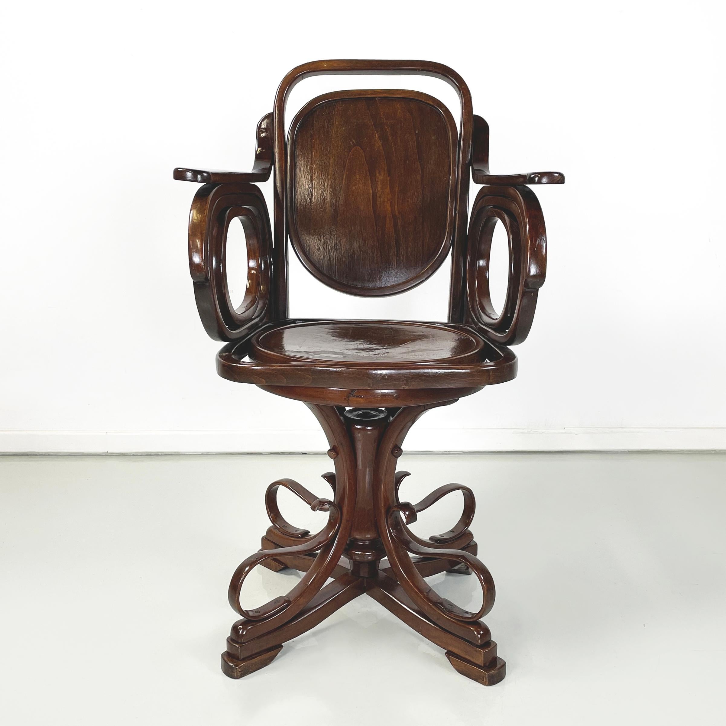 Österreichischer Jugendstil-Drehstuhl mit Armlehnen aus Massivholz von Thonet, frühe 1900er Jahre
Drehstuhl ganz aus Massivholz. Die Rückenlehne und der Sitz haben eine runde Form. Auf der Rückseite der Rückenlehne und auf der Sitzfläche befinden