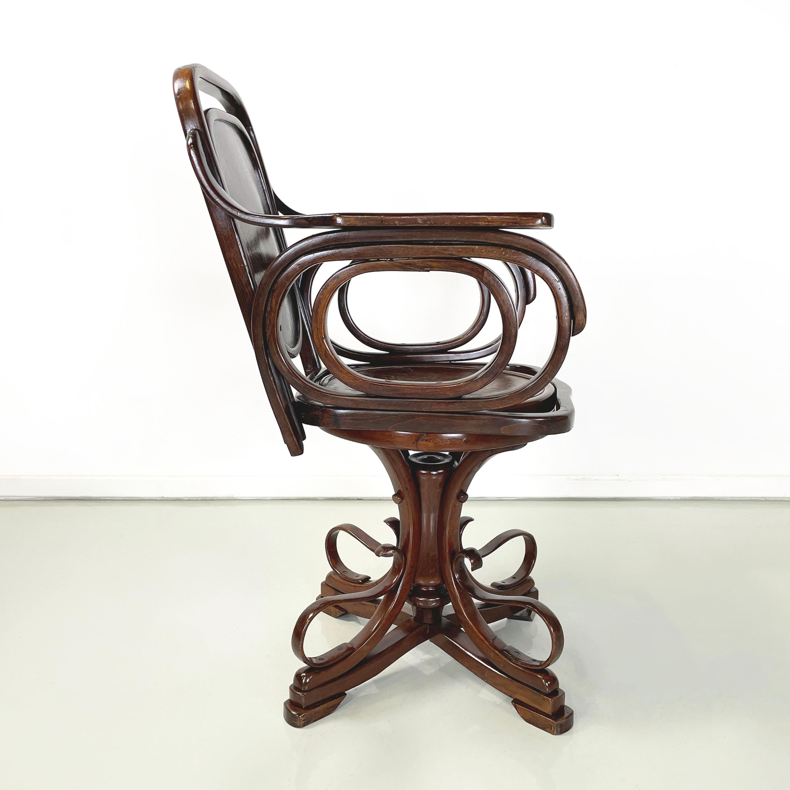 Austrian Art Nouveaux Swivel chair with armrests in wood by Thonet, early 1900s In Good Condition For Sale In MIlano, IT