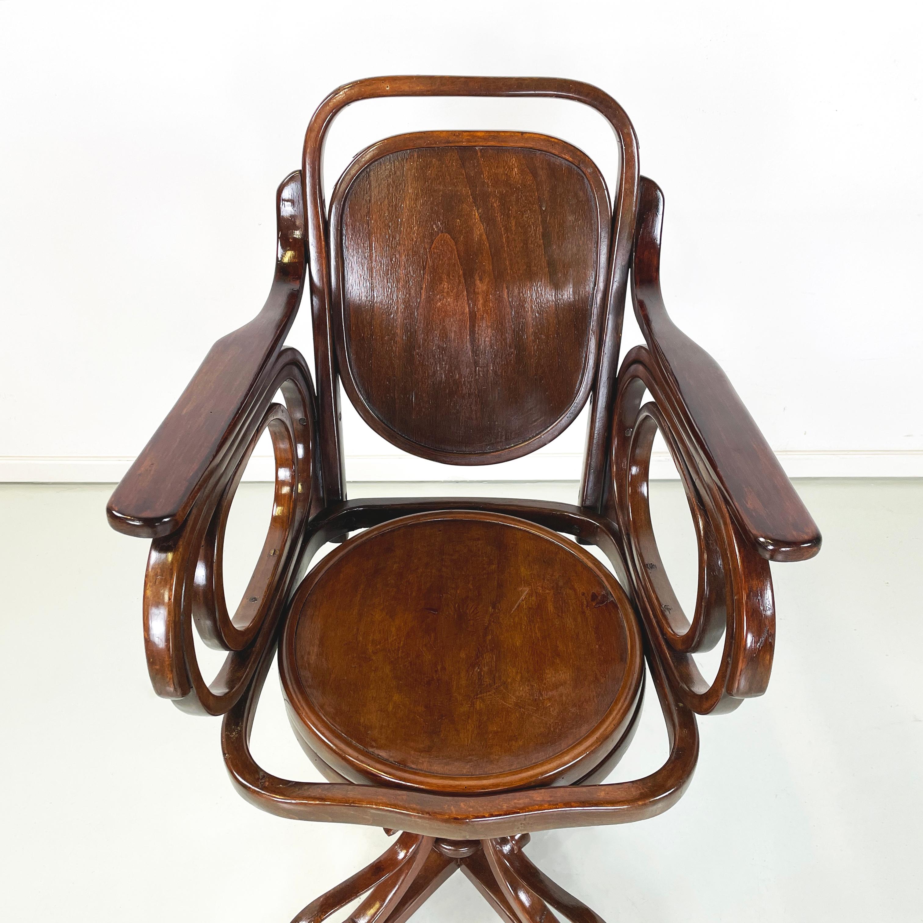 Austrian Art Nouveaux Swivel chair with armrests in wood by Thonet, early 1900s For Sale 1