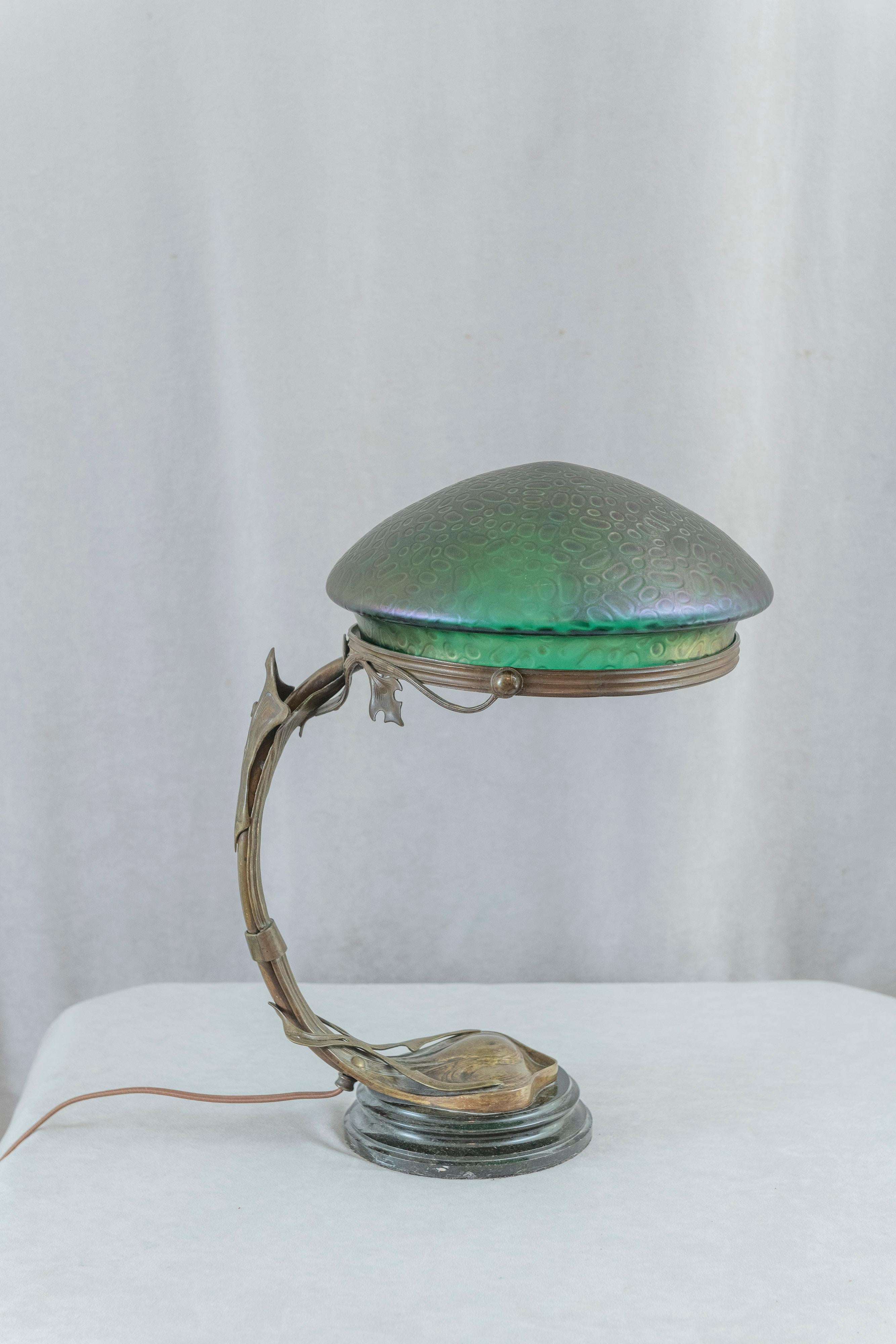Österreichische Noveau-Tischlampe aus der Kunst Noveau mit mundgeblasenem schillerndem Original-Glasschirm im Angebot 2