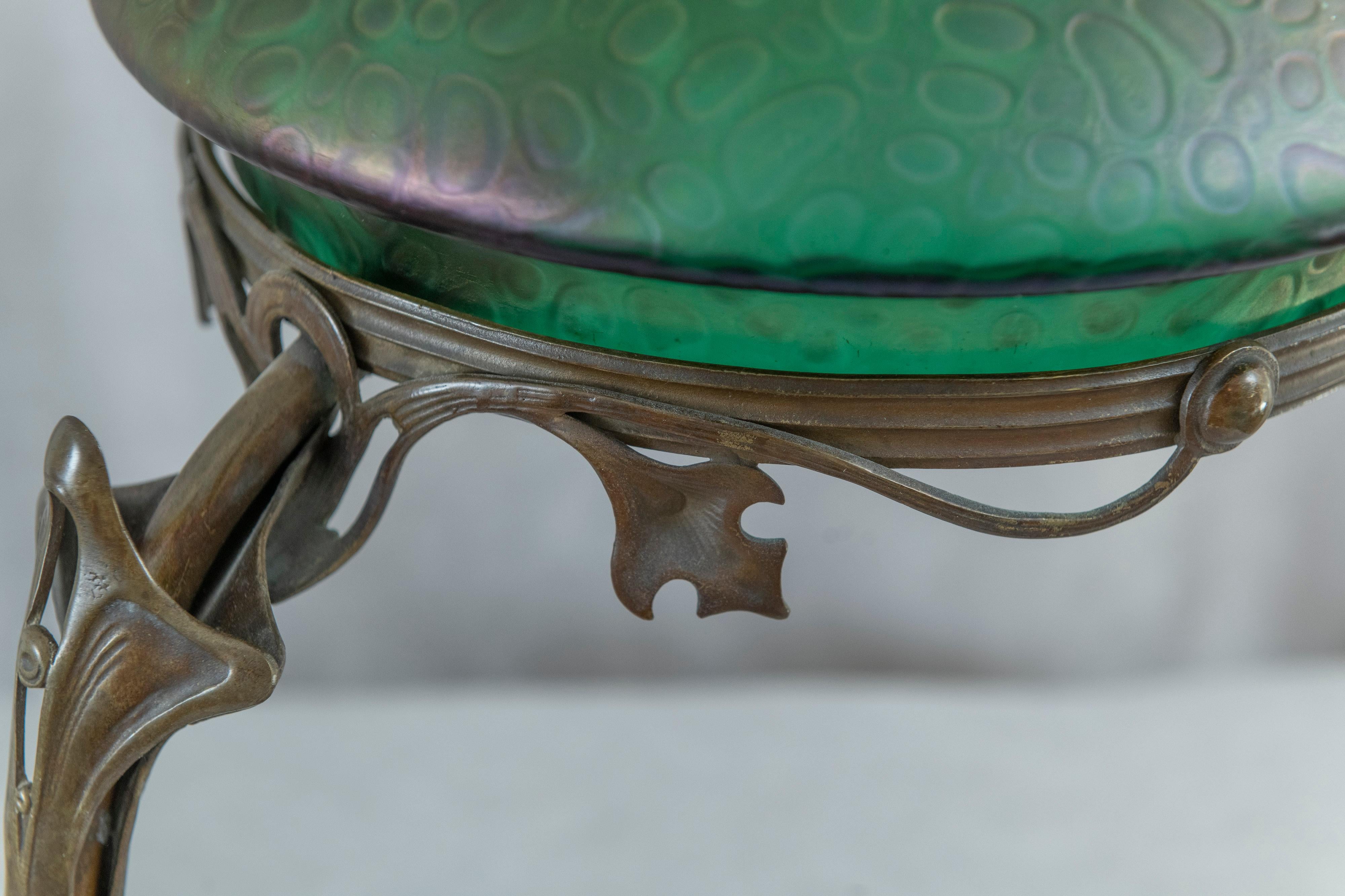 Österreichische Noveau-Tischlampe aus der Kunst Noveau mit mundgeblasenem schillerndem Original-Glasschirm im Angebot 3