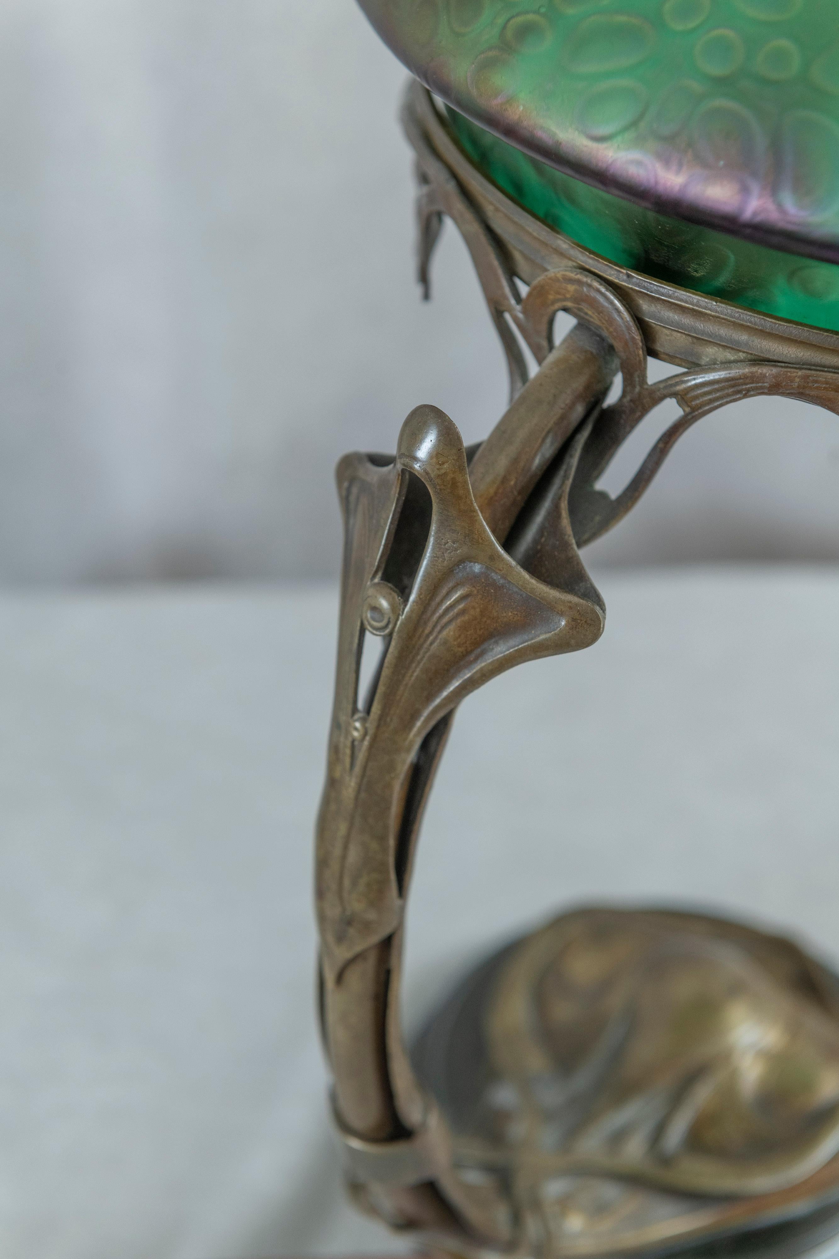 Österreichische Noveau-Tischlampe aus der Kunst Noveau mit mundgeblasenem schillerndem Original-Glasschirm im Angebot 4